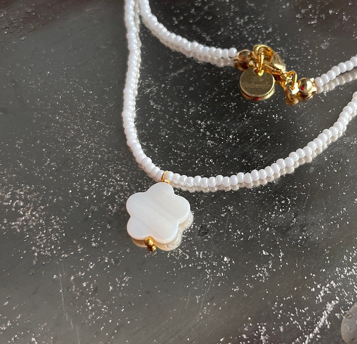 Weiße Perlenkette Mit Perlmuttblume Weiße Perlenkette Mit Perlmuttblume von littlemasterworks