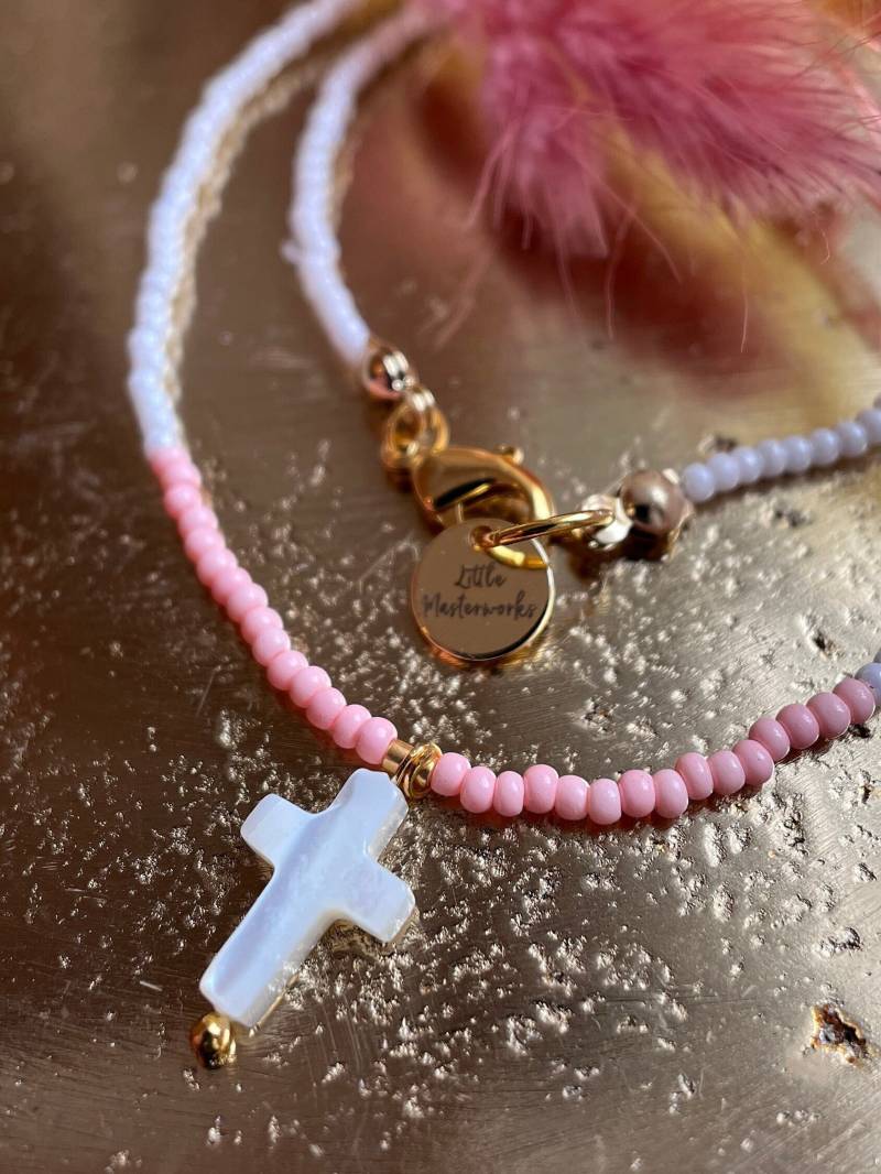 Weiße Perlenkette Mit Perlmuttkreuz Und Hautrosa Akzenten von littlemasterworks