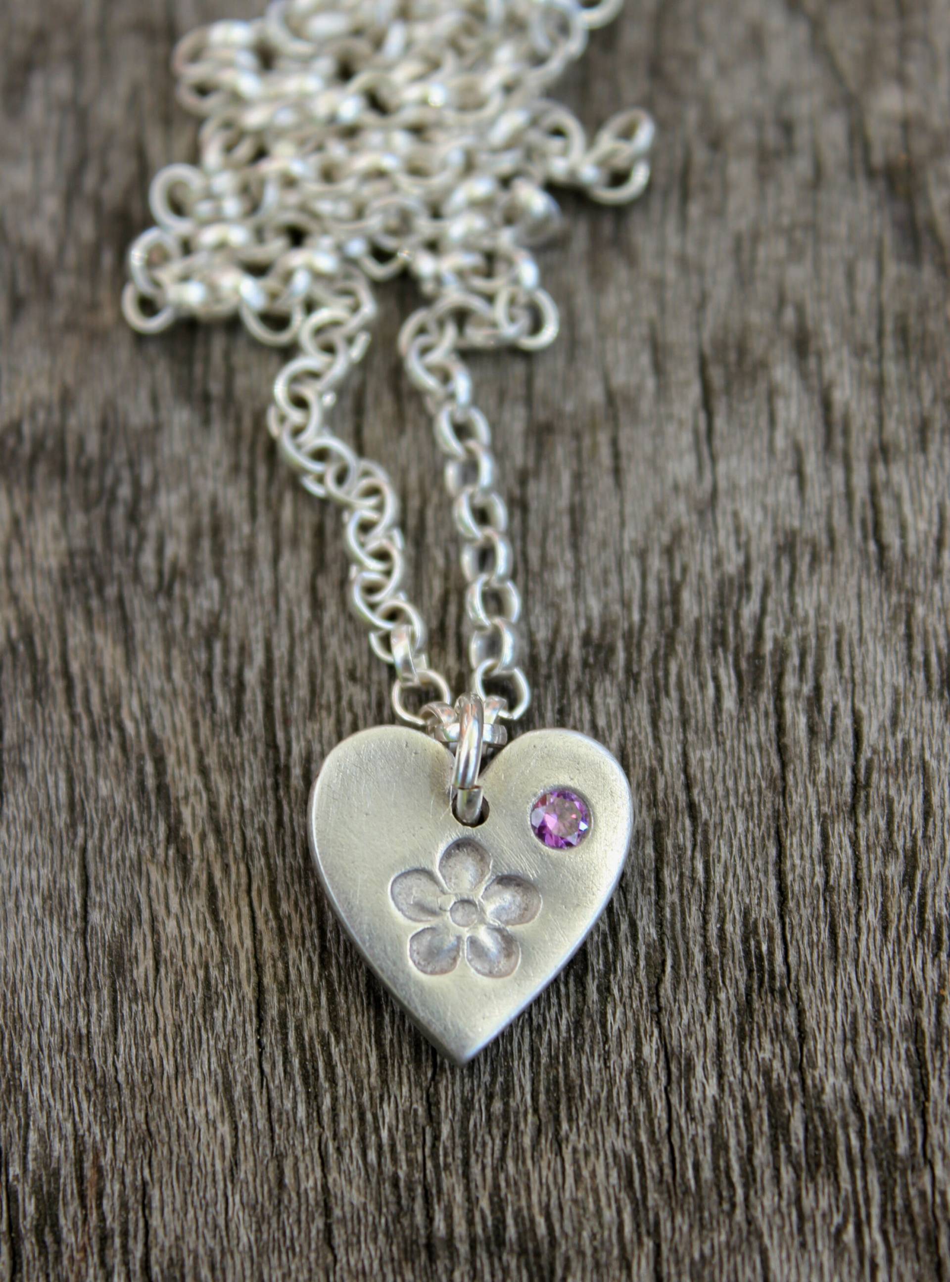Birthstone Blume Anhänger, Edelstein Vergissmeinnicht Halskette, Geprägte Herz Charme Anhänger von littlesilverhedgehog