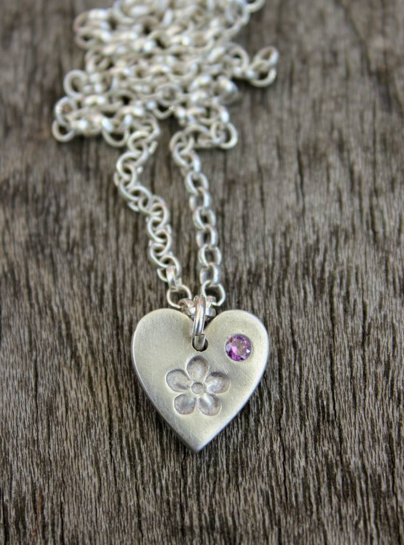 Birthstone Blume Anhänger, Edelstein Vergissmeinnicht Halskette, Geprägte Herz Charme Anhänger von littlesilverhedgehog