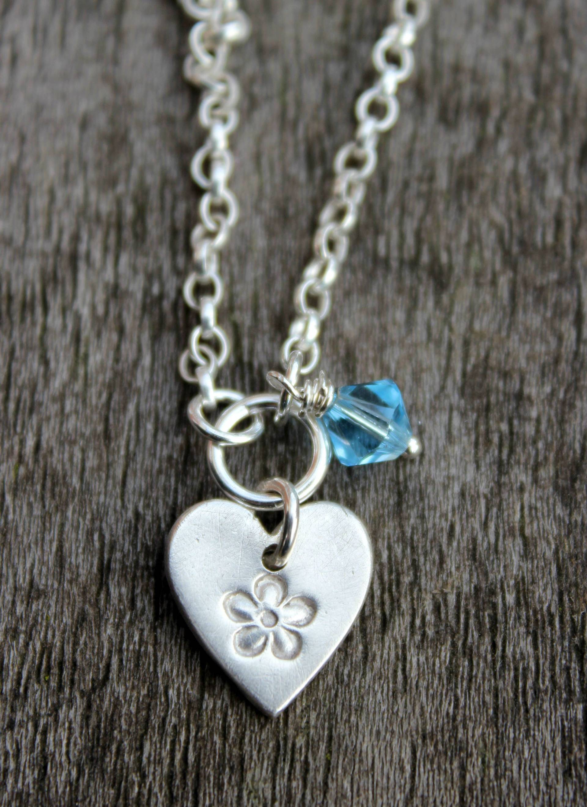 Blume-Herz-Anhänger, Blume-Anhänger-Halskette, Gestempelt Blume Halskette, Beste Freundin Geschenk, Herz-Kristall-Anhänger von littlesilverhedgehog