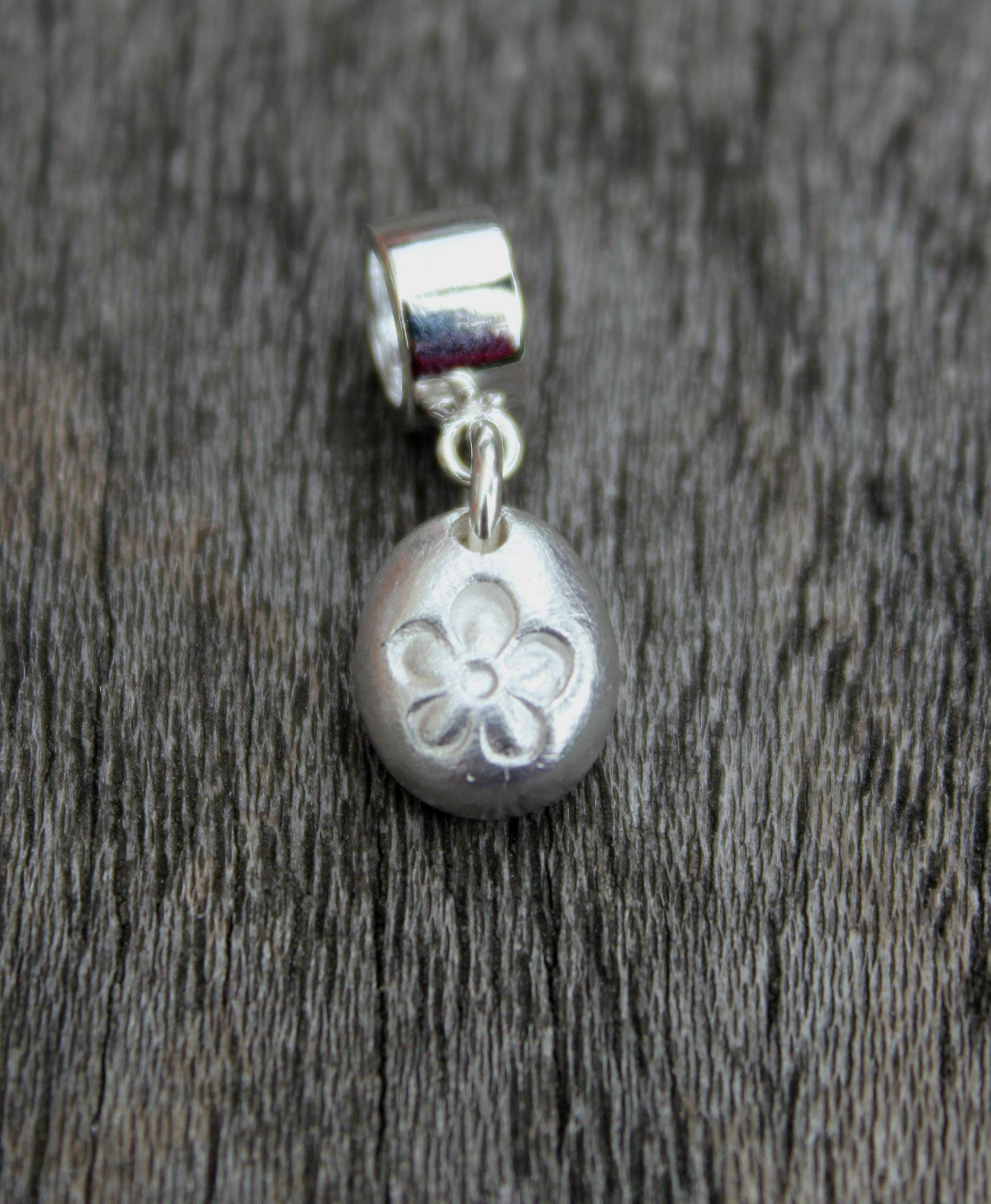 Ein Kleiner, Feiner Silber Vergissmeinnicht Blumen Charm in Form Eines Kieselsteins von littlesilverhedgehog