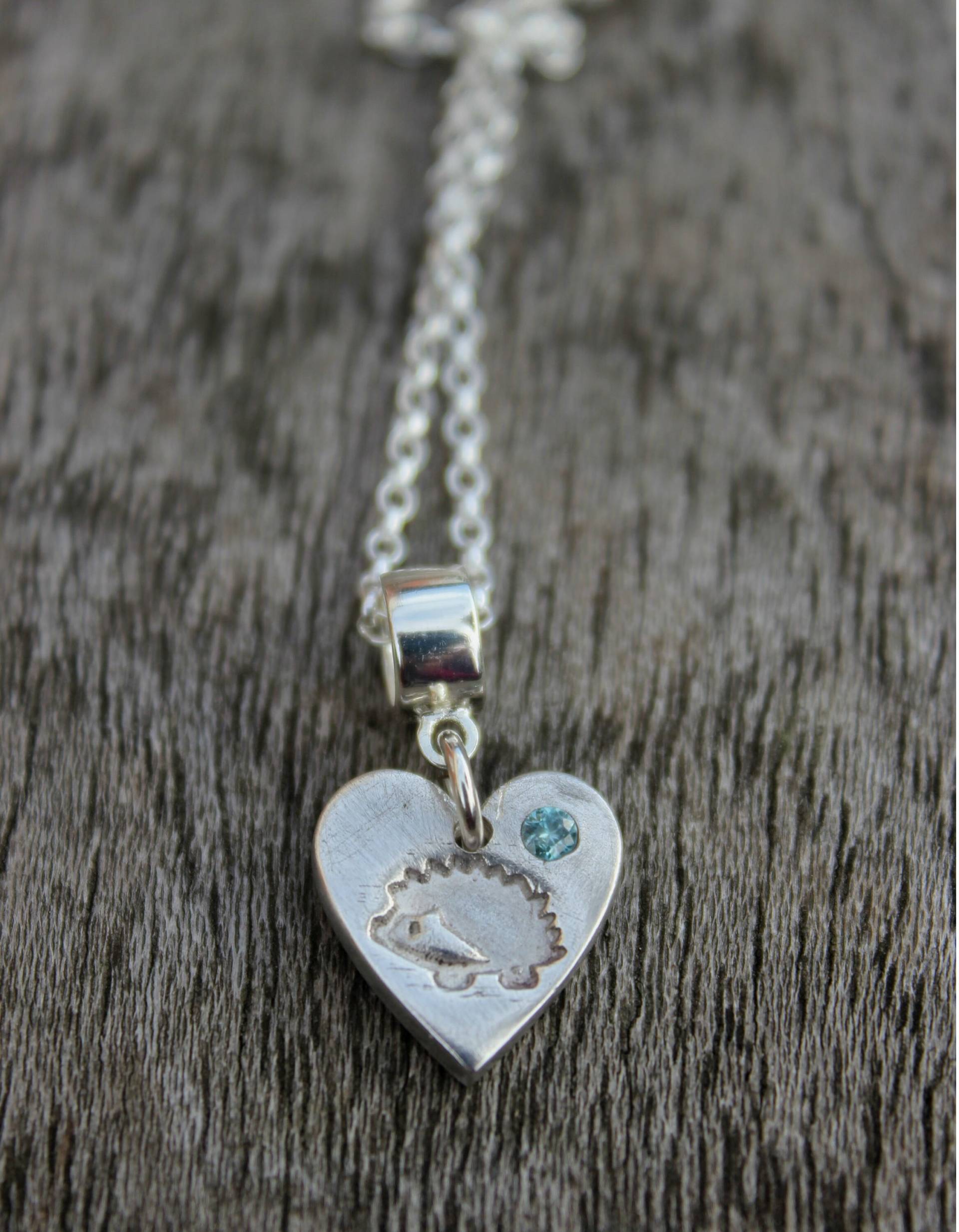 Geburtsstein Igel Halskette, Echter Edelstein Anhänger, Kleiner Silber Igel, Geburtstag Geschenkidee, Geschenk, Geschenke von littlesilverhedgehog