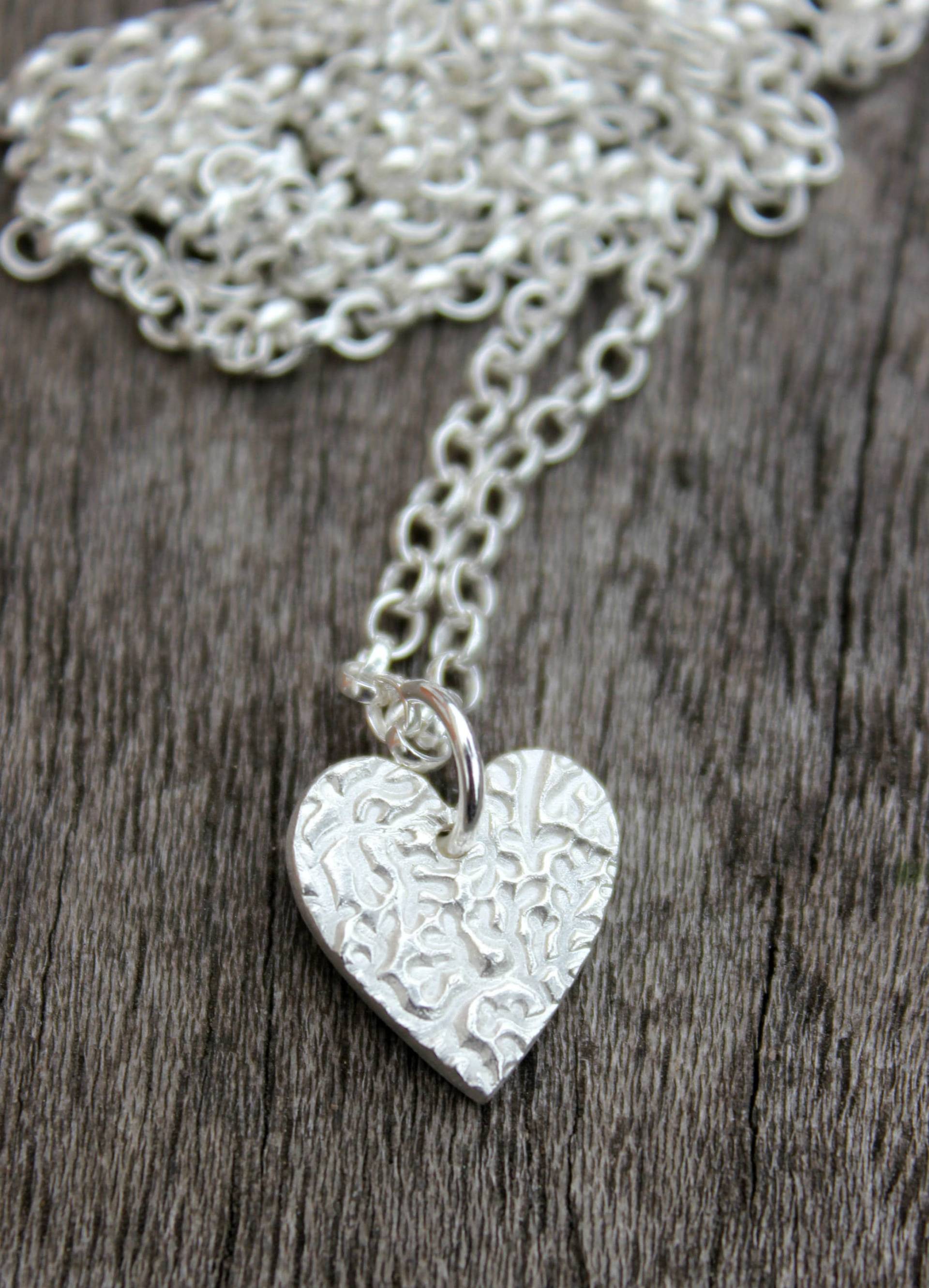 Gehämmerter Herz Anhänger, Gehämmerte Zierliche Silberherz Halskette, Winzige Strukturierte Silber Schmuck von littlesilverhedgehog