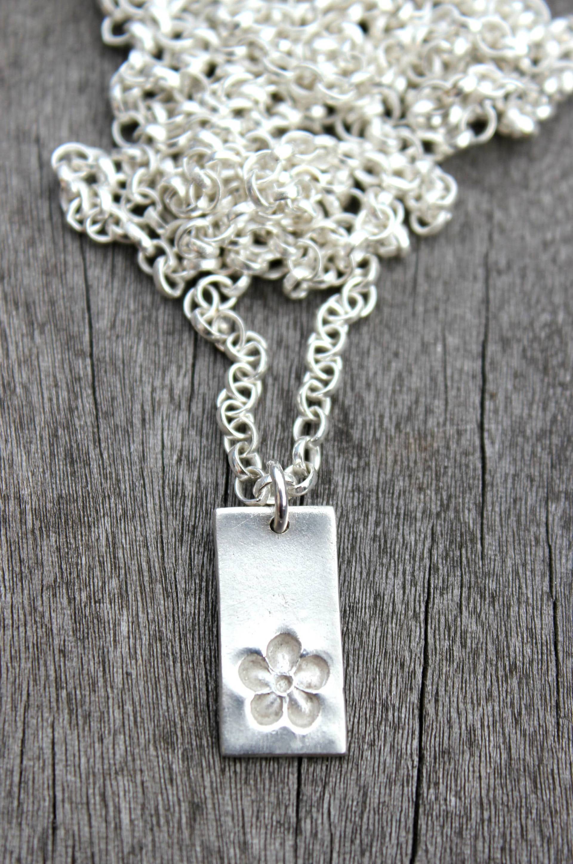 Gestempelt Silber Blume Anhänger, Rechteck Zierliche Handgestempelte Halskette von littlesilverhedgehog