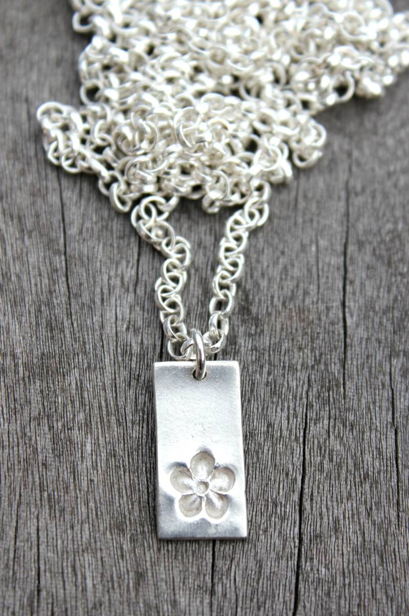 Gestempelt Silber Blume Anhänger, Rechteck Zierliche Handgestempelte Halskette von littlesilverhedgehog