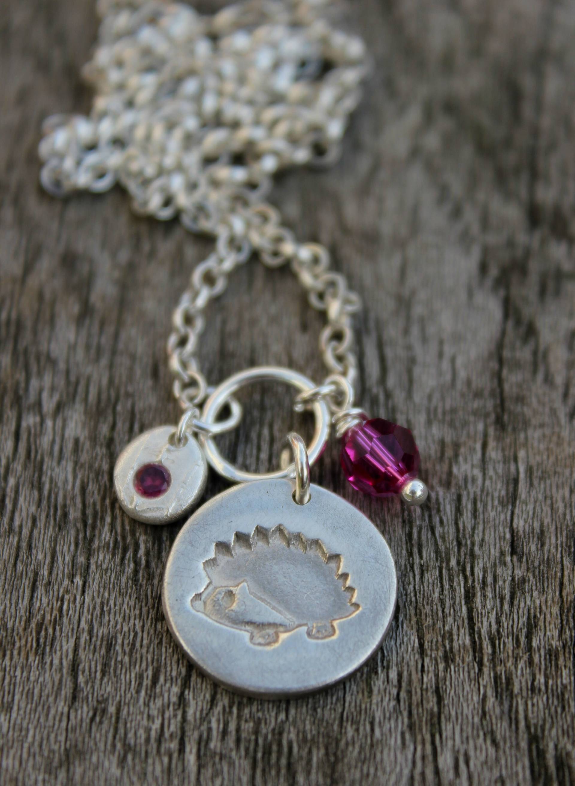 Granat Igel Herz Anhänger Handgemacht in Silber Mit Echtem Januar Geburtsstein. Ein Schönes Januar-Geburtstagsgeschenk Für Igelliebhaber von littlesilverhedgehog