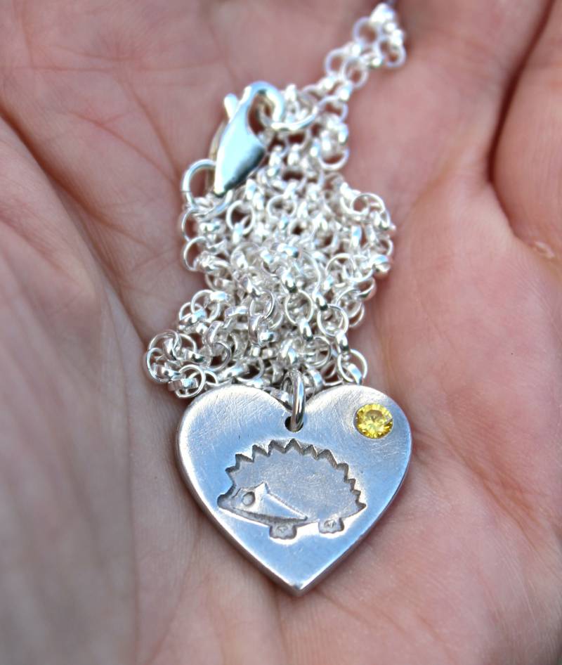 Großer Silberner Herzförmiger Igelanhänger, Auswahl An Farbigen Geburtsstein-Edelsteinen von littlesilverhedgehog