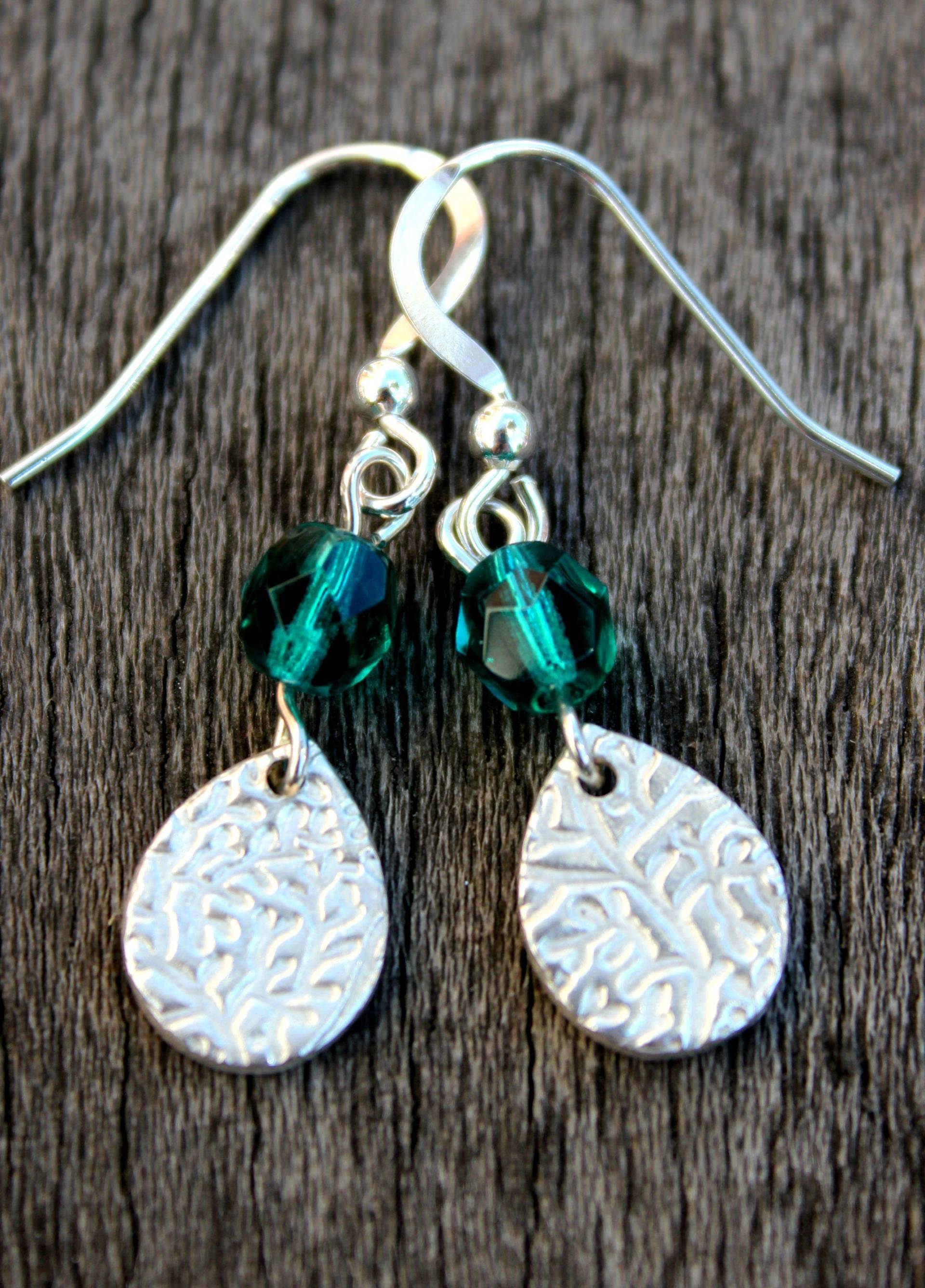 Grünes Glas Ohrringe, Grüne Perlenohrringe, Silber Tropfen Und Swarovski Perle Baumeln von littlesilverhedgehog