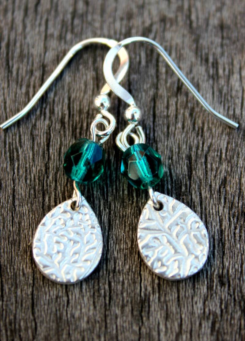 Grünes Glas Ohrringe, Grüne Perlenohrringe, Silber Tropfen Und Swarovski Perle Baumeln von littlesilverhedgehog