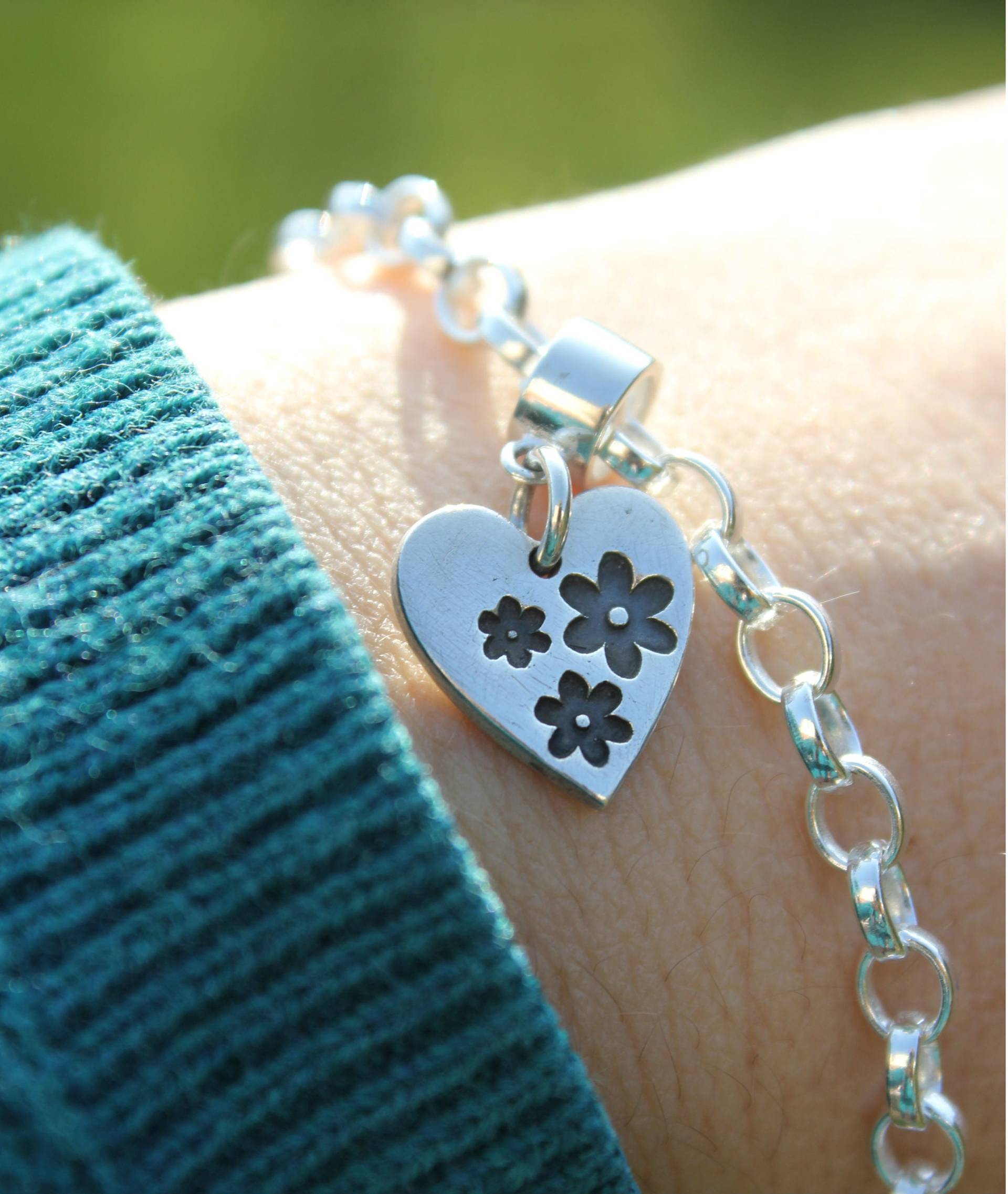 Herzförmiges Blumen Charm Armband, Massiver Silber Blüten Charm, Herz Für Gärtner, Muttertag Geschenk von littlesilverhedgehog