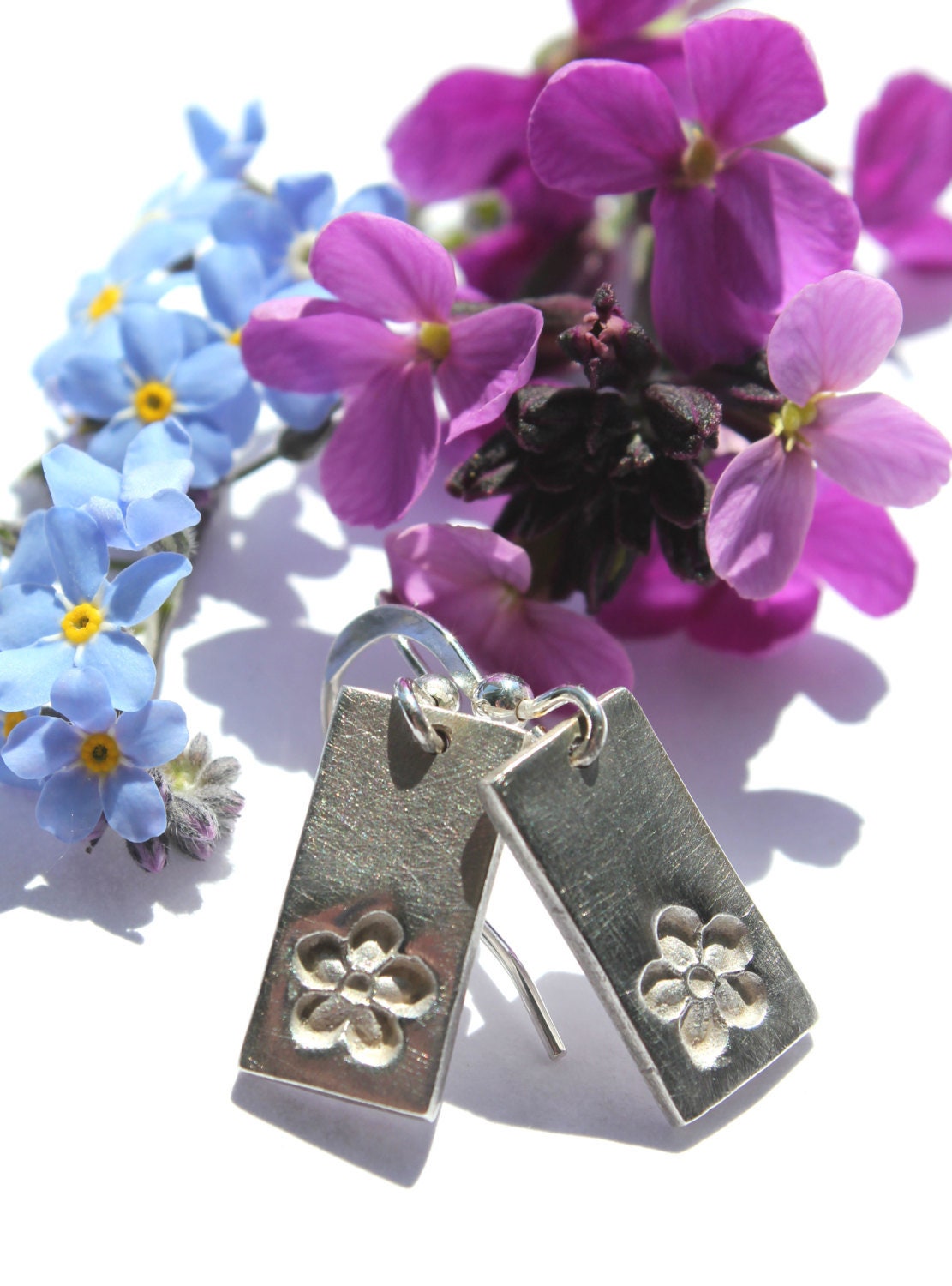 Hübsche Silberne Blumenohrringe, Kleine Zierliche Gestempelte Tonblumenohrringe, Einfacher Blumenschmuck von littlesilverhedgehog