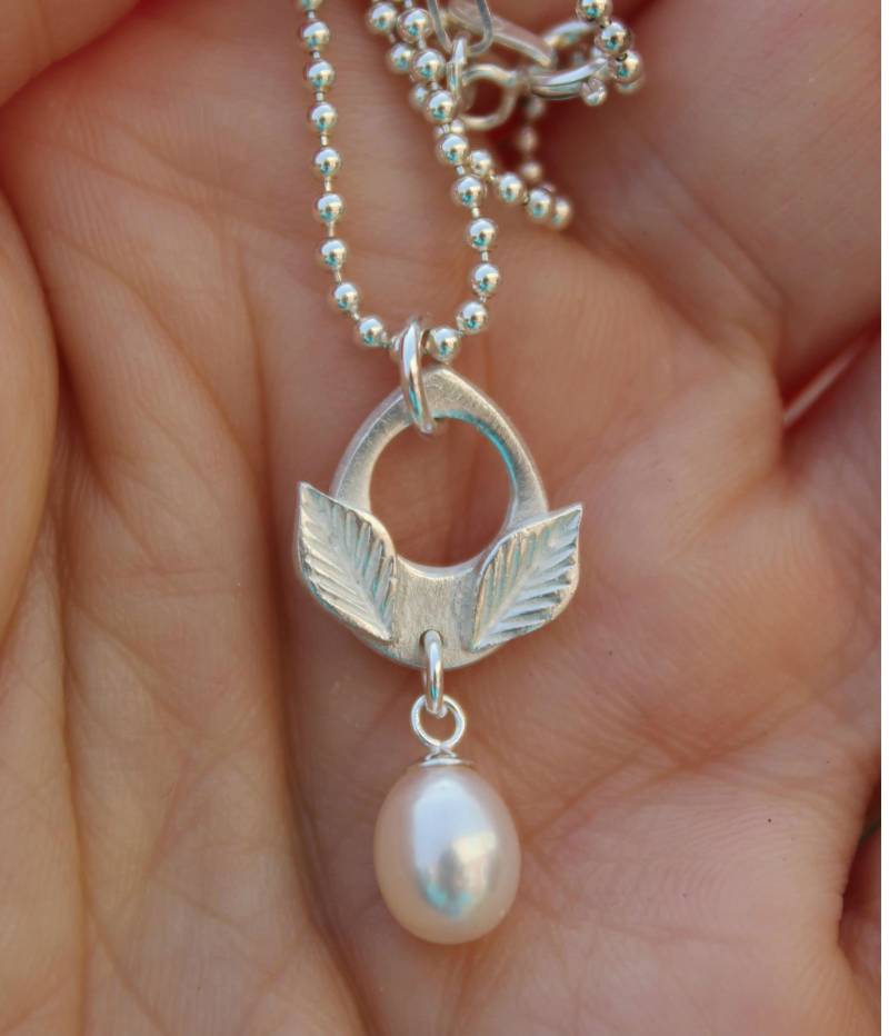 Hübscher Perlentropfen Anhänger, Klitzekleine Perle Halskette, Perlen Braut Echte Tropfen Natur Jugendstil von littlesilverhedgehog