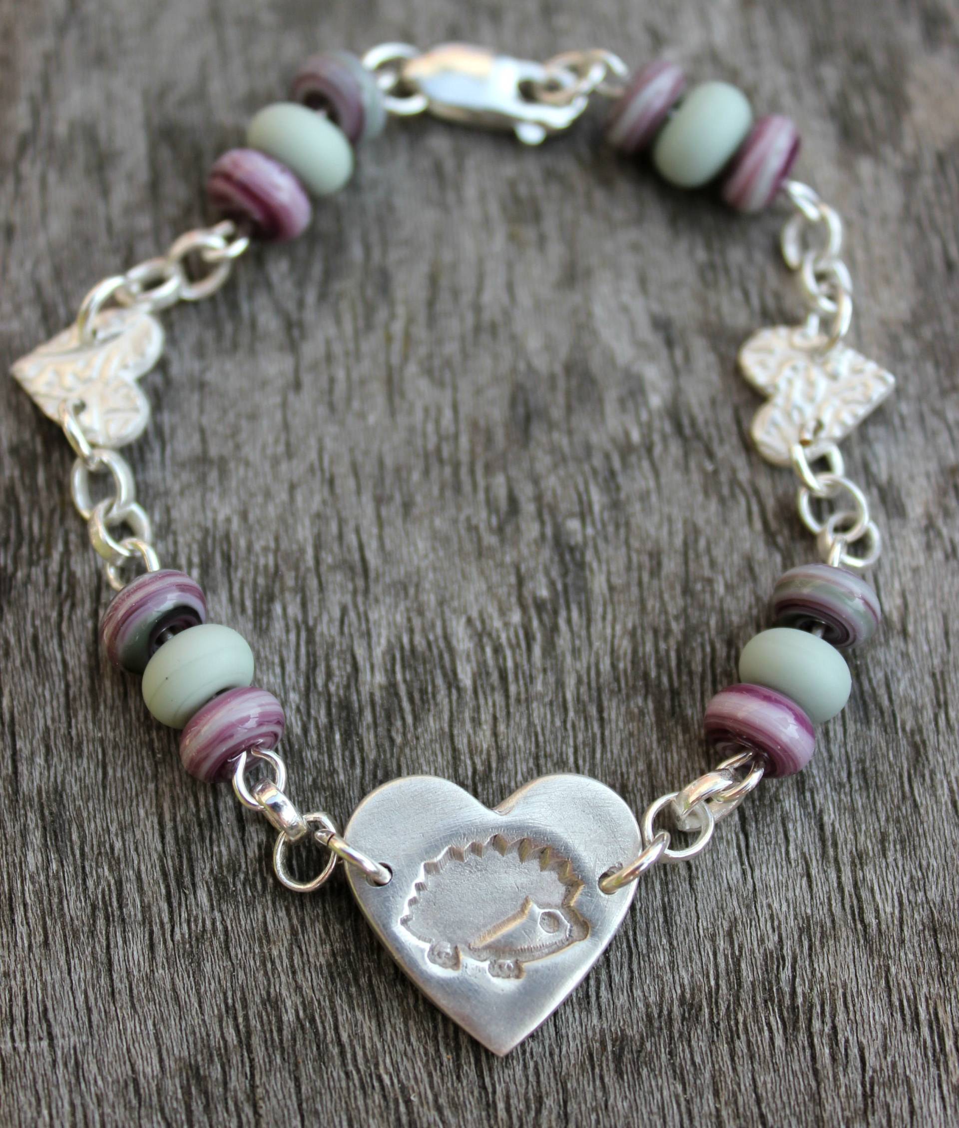 Igel Perlen Armband, Glasperlen Lila Herz Massiver Silber Igel, Schrulliger Schmuck von littlesilverhedgehog