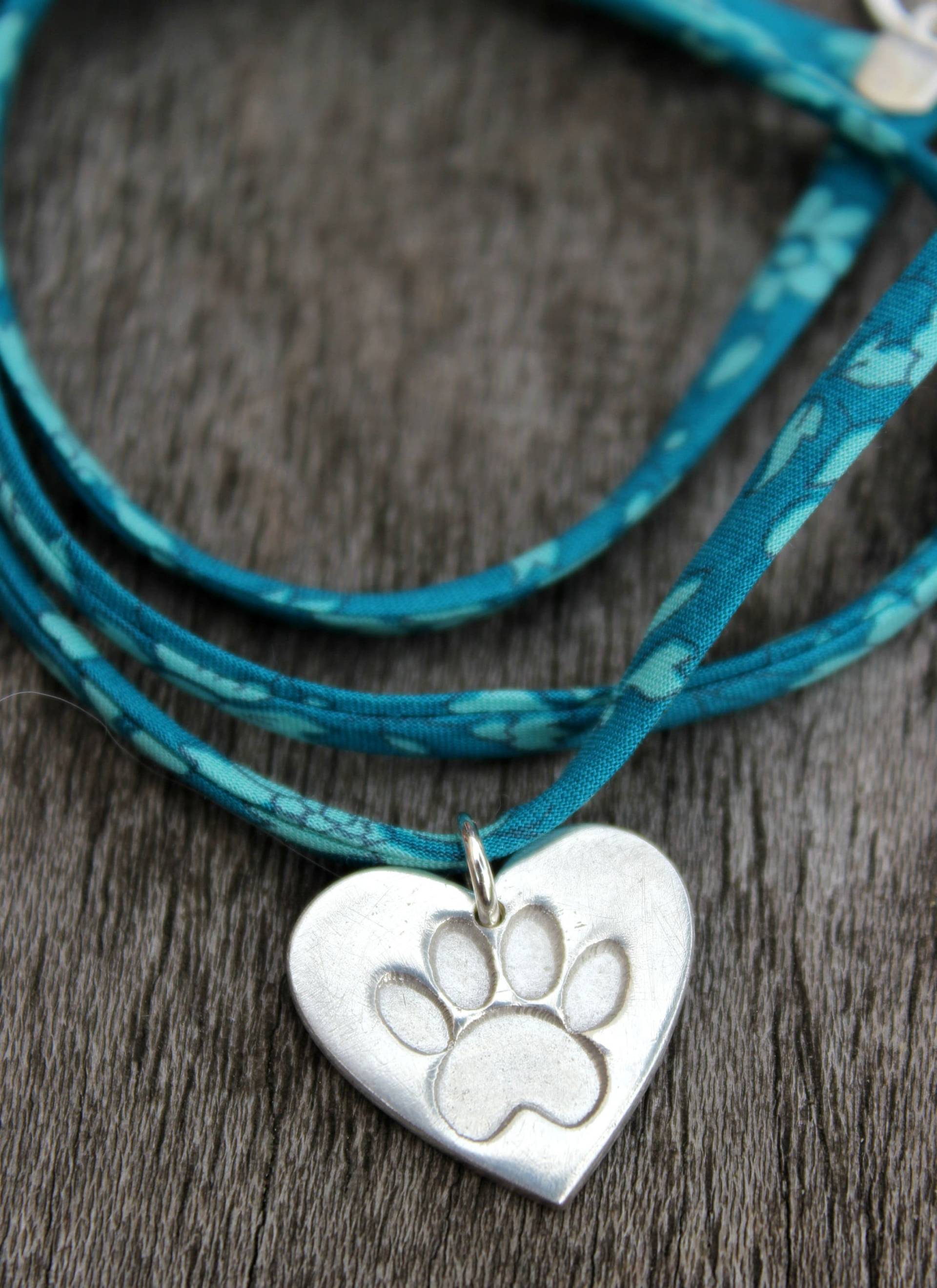 Liberty Stoff Charm Armband, Freiheitsband Wickelarmband, Pfote Print Personalisiertes Haustier Sitter Geschenk von littlesilverhedgehog