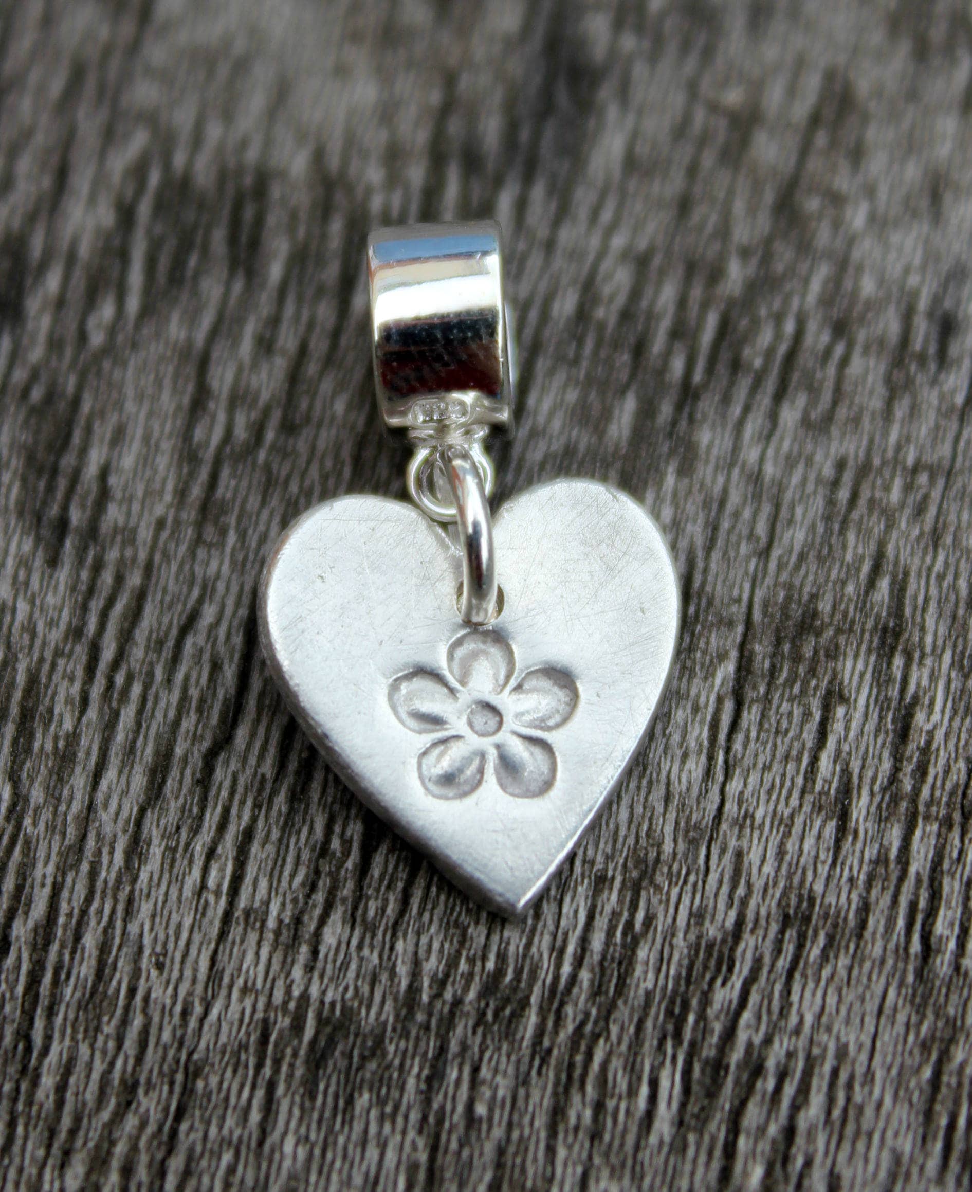 Pandora Herz Charm, Silber Erinnerung Charme, Trauer Benutzerdefinierte Blume Gravierte Charme von littlesilverhedgehog