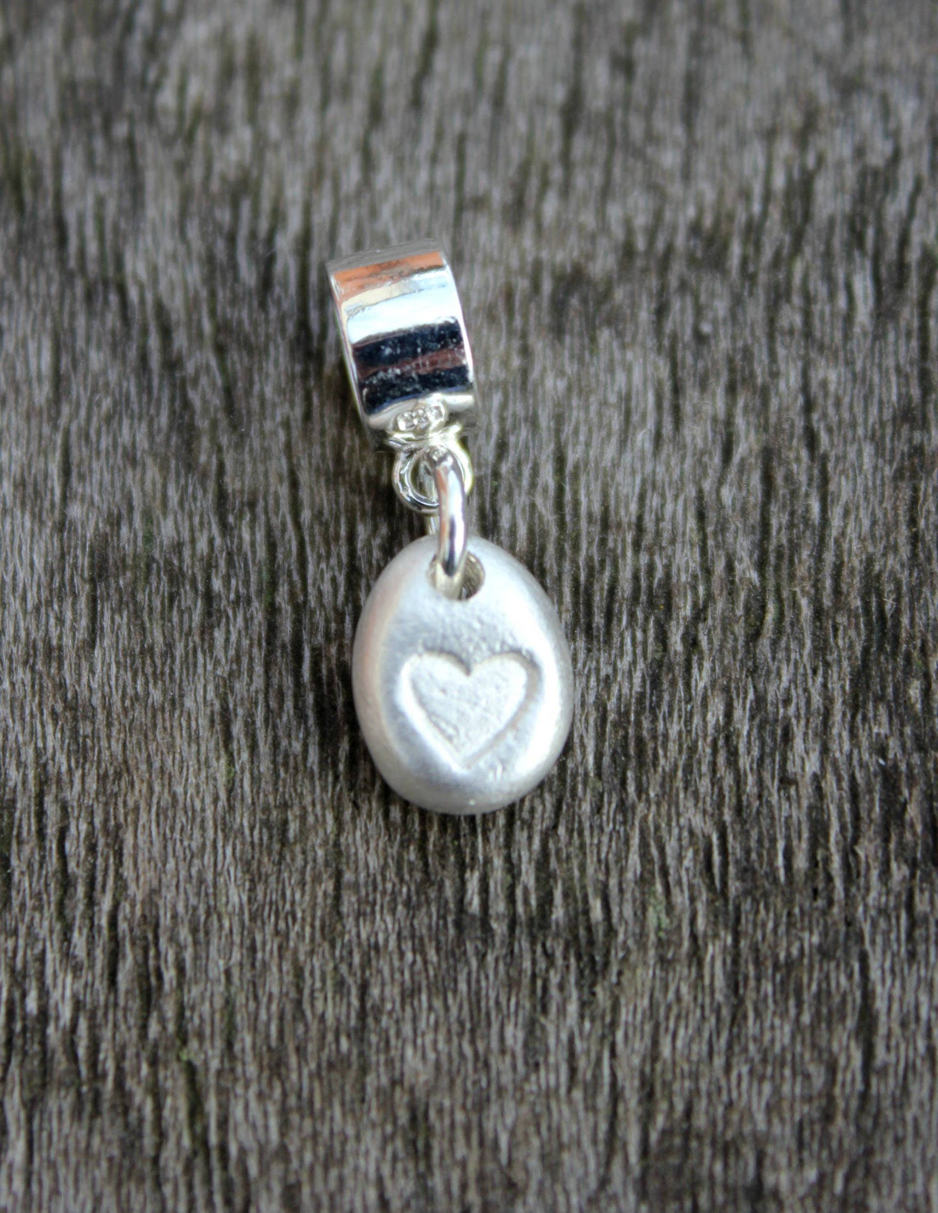Pandora Winziger Herzförmiger Anhänger, Teeny Herz-Kiesel-Charme, Pandora-Liebes-Charme, Geprägter Herz-Charme, Silberner Kiesel-Charme von littlesilverhedgehog