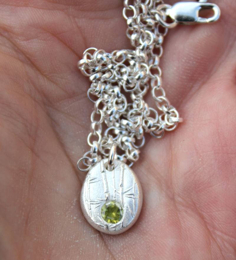Peridot Charm Anhänger, Kiesel Halskette, Olivin Anhänger Schmuck, August Geburtsstein Grüner Edelstein von littlesilverhedgehog