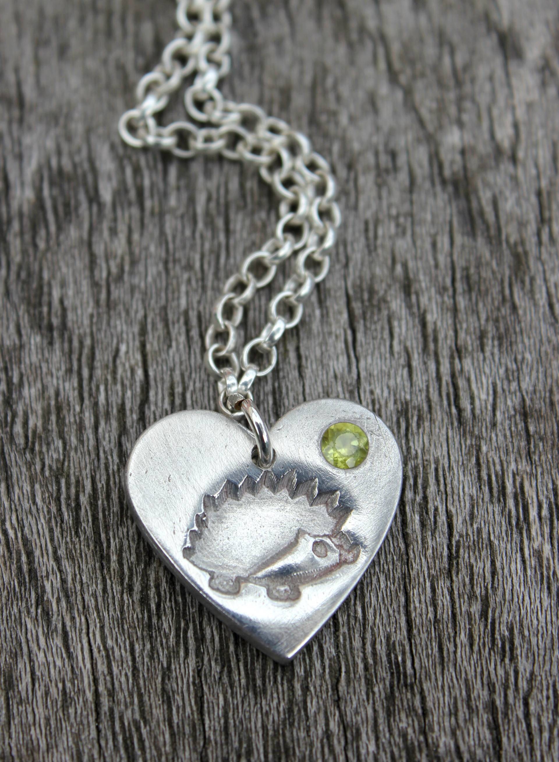 Peridot Igel Anhänger, Halskette, Tier Geburtsstein Schmuck, Grünen Edelstein Silber Anhänger von littlesilverhedgehog