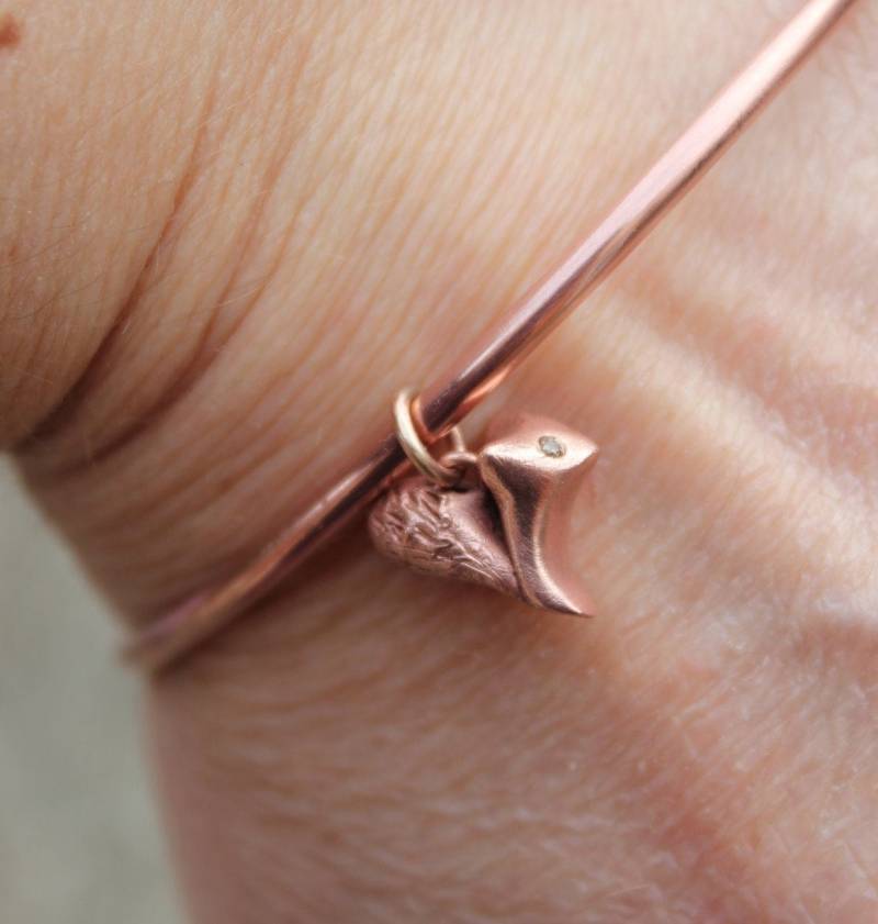Eichhörnchen Armreif Mit Eichhörnchen-Charme Aus Der Modelliermasse Kupfer von littlesilverhedgehog
