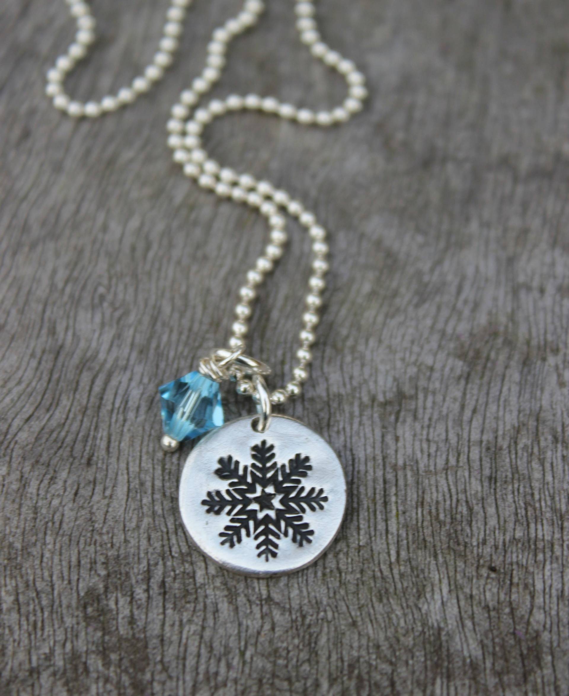 Schneeflockenanhänger Mit Blauen Swarovski-Kristall, Schnee Flocken Halskette, Eis-Kristall-Anhänger, Winter-Anhänger, Festliche von littlesilverhedgehog