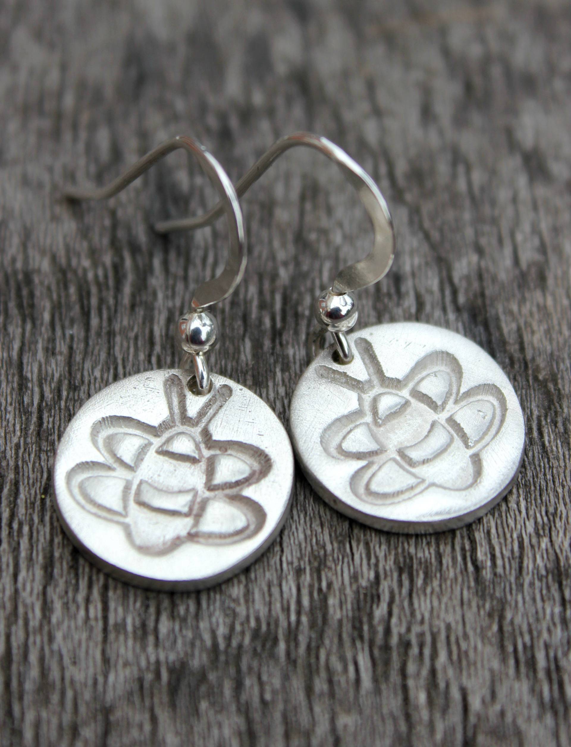 Silber Biene Ohrringe, Kleine Liebhaber Honig Schmuck, Handgestempelte Biene, Bienen, Bienen Schmuck von littlesilverhedgehog