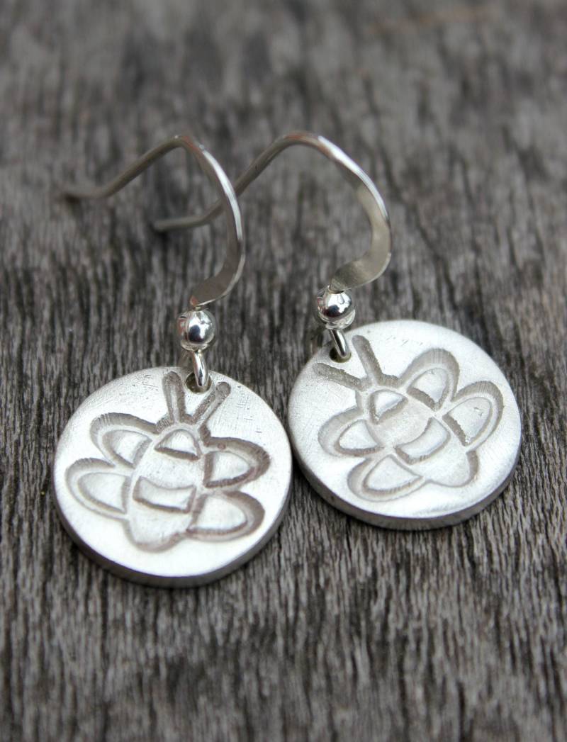 Silber Biene Ohrringe, Kleine Liebhaber Honig Schmuck, Handgestempelte Biene, Bienen, Bienen Schmuck Silber Biene Ohrringe, Kleine Liebhaber Honig Schmuck, Handgestempelte Biene, Bienen, Bienen Schmuck von littlesilverhedgehog