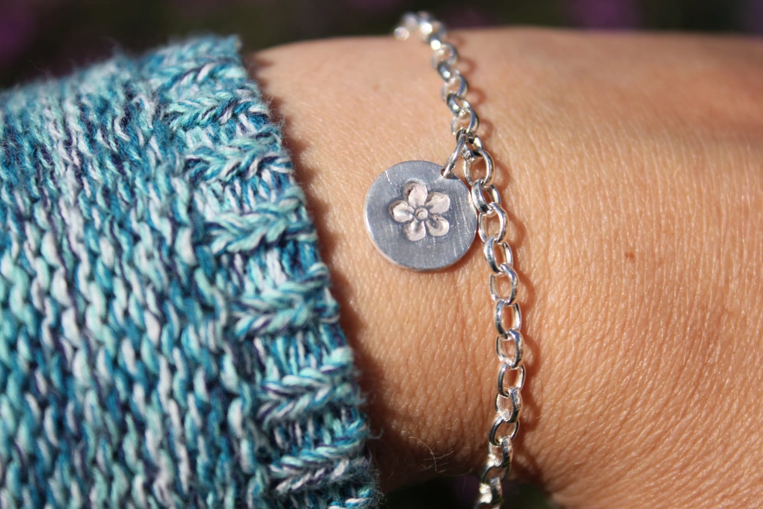 Silber Blume Bettelarmband, Gänseblümchen Vergissmeinnicht Armband, Silberkette Blumenarmband, Minimalistisch von littlesilverhedgehog