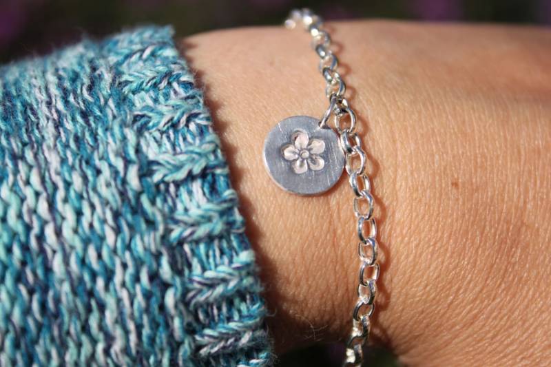 Silber Blume Bettelarmband, Gänseblümchen Vergissmeinnicht Armband, Silberkette Blumenarmband, Minimalistisch von littlesilverhedgehog