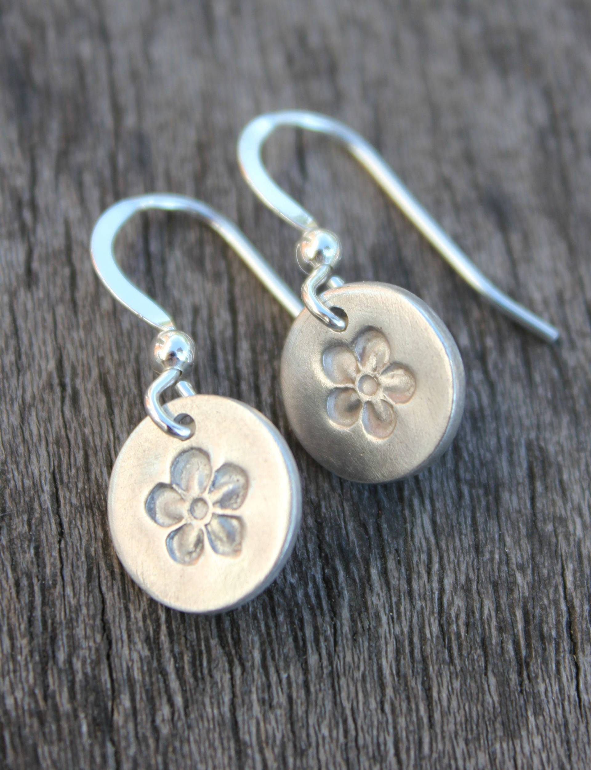 Silber Blume Tropfen Ohrringe, Kleine Einfache Silberohrringe, Winzige Alltägliche Silberohrringe von littlesilverhedgehog