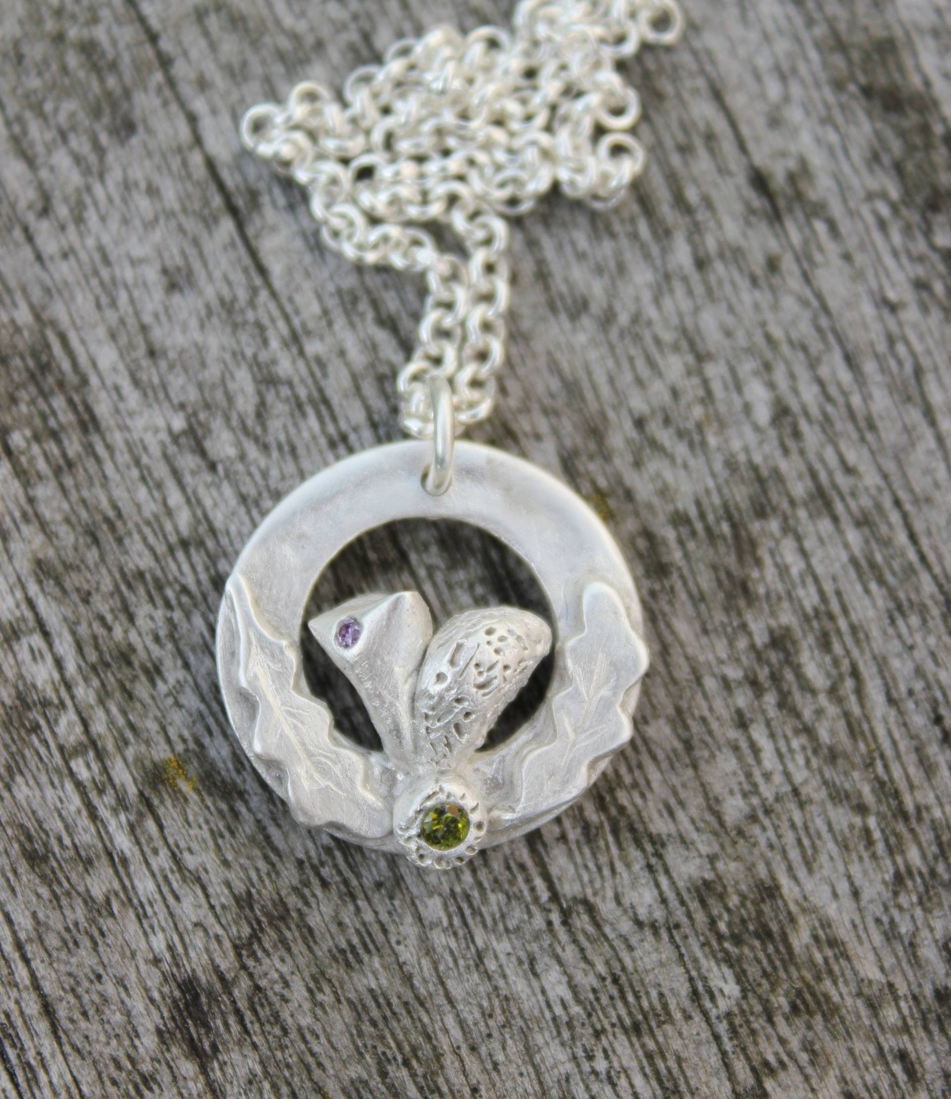 Silber Eichhörnchen Und Eichenblatt Anhänger Mit Peridot Amethyst Edelsteinen von littlesilverhedgehog