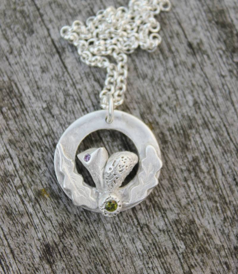 Silber Eichhörnchen Und Eichenblatt Anhänger Mit Peridot Amethyst Edelsteinen von littlesilverhedgehog