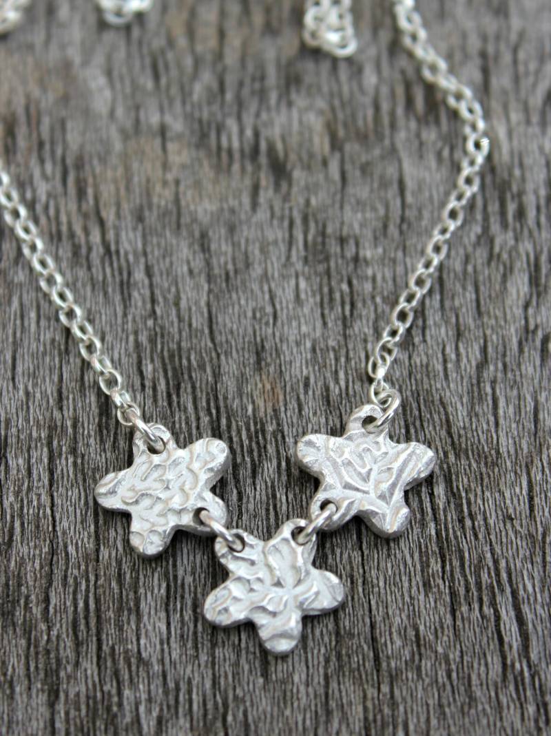 Silber Kette Halskette, Verbunden Blumenanhänger, Kleine Silberne Blumenkette, Schmuck, Blumen Silber Kette Halskette, Verbunden Blumenanhänger, Kleine Silberne Blumenkette, Schmuck, Blumen von littlesilverhedgehog