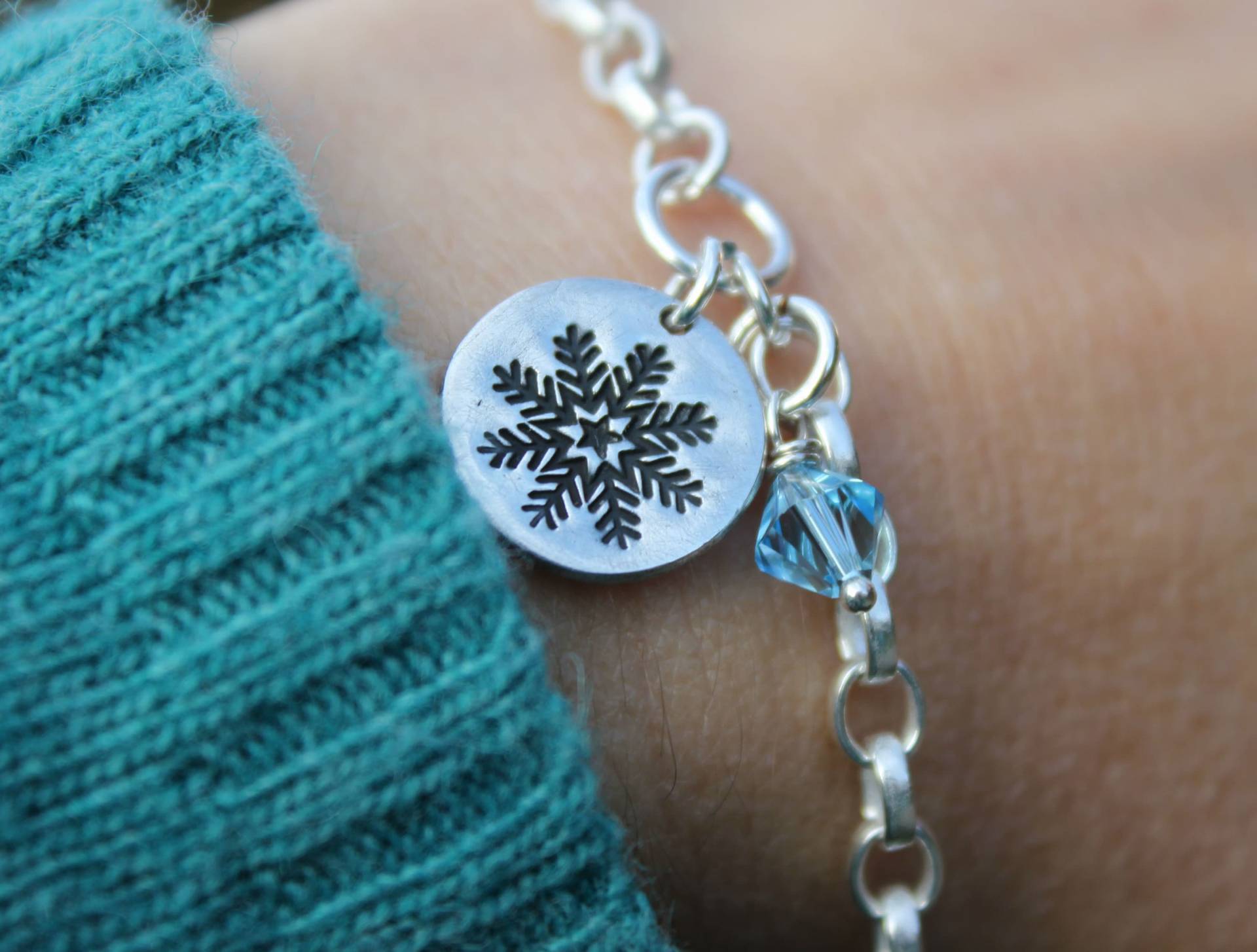 Silber Schneeflocke Armband, Charm, Schneekristall Funkelnde Winter Weihnachtsgeschenk Swarovski Armband von littlesilverhedgehog