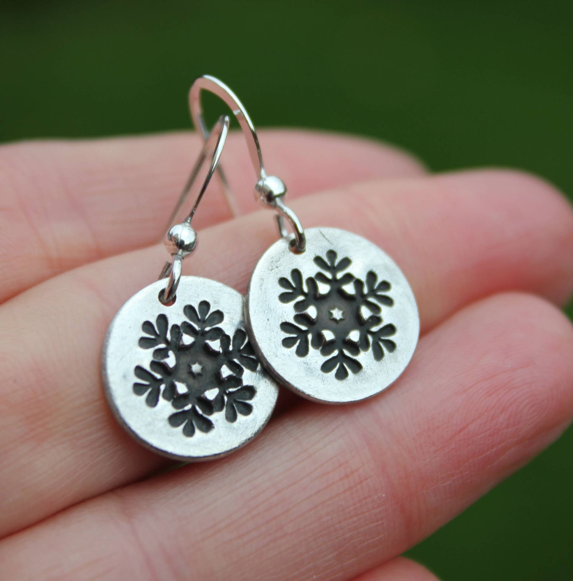 Silber Schneeflocke Ohrringe, Eiskristall Winter Festliche Schmuck, Winter-Schmuck von littlesilverhedgehog