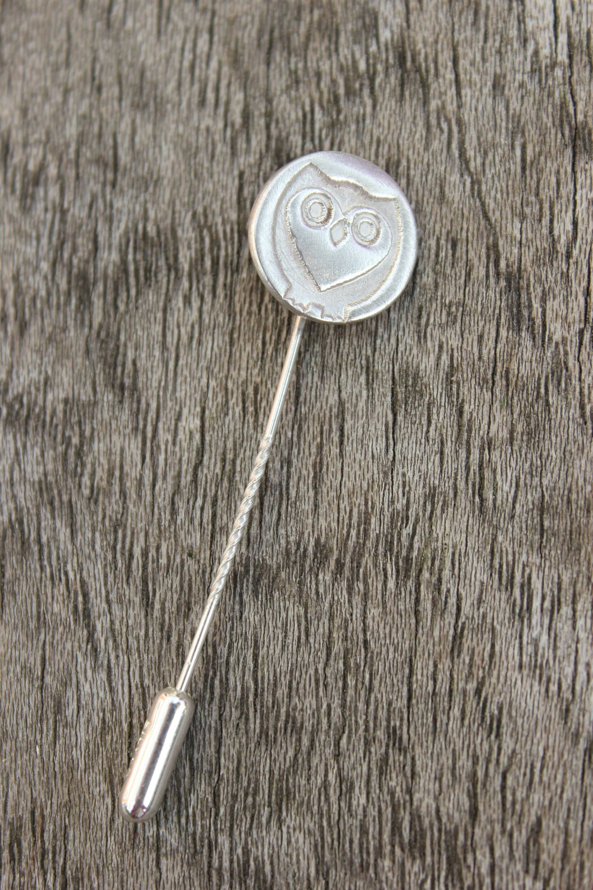 Silberne Eulen Pin Brosche, Süße Eule Krawattenklammer, Sterling Krawattennadel, Wildtier Anstecker, Liebhaber Silber Brosche von littlesilverhedgehog