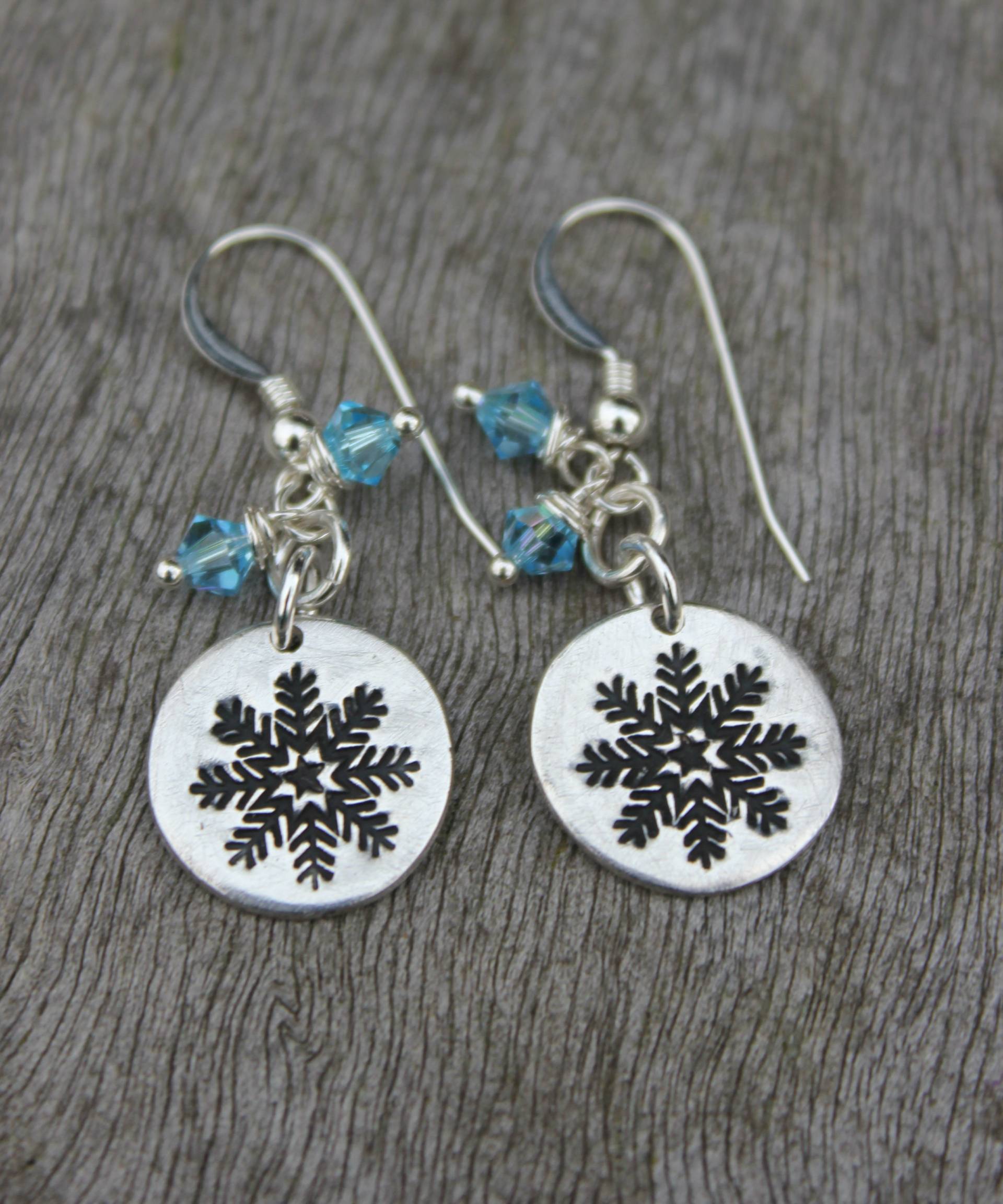 Silberne Schneeflocken Ohrringe, Weihnachtliche Festliche Silberohrringe, Winter Eiskristall Charm von littlesilverhedgehog