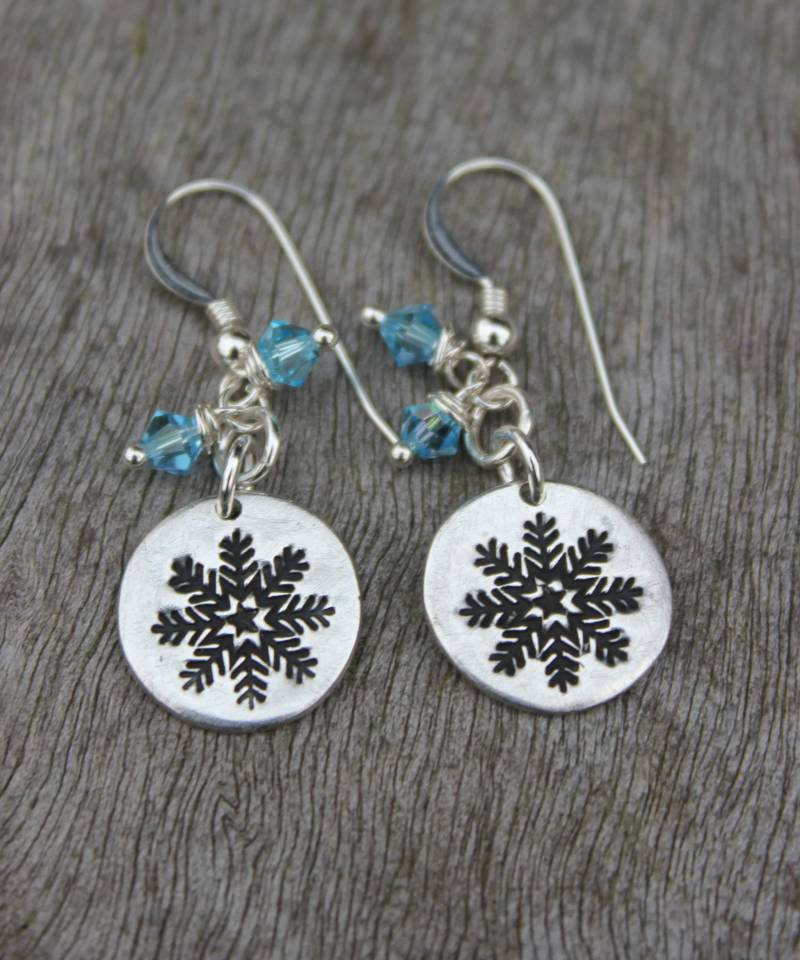 Silberne Schneeflocken Ohrringe, Weihnachtliche Festliche Silberohrringe, Winter Eiskristall Charm von littlesilverhedgehog
