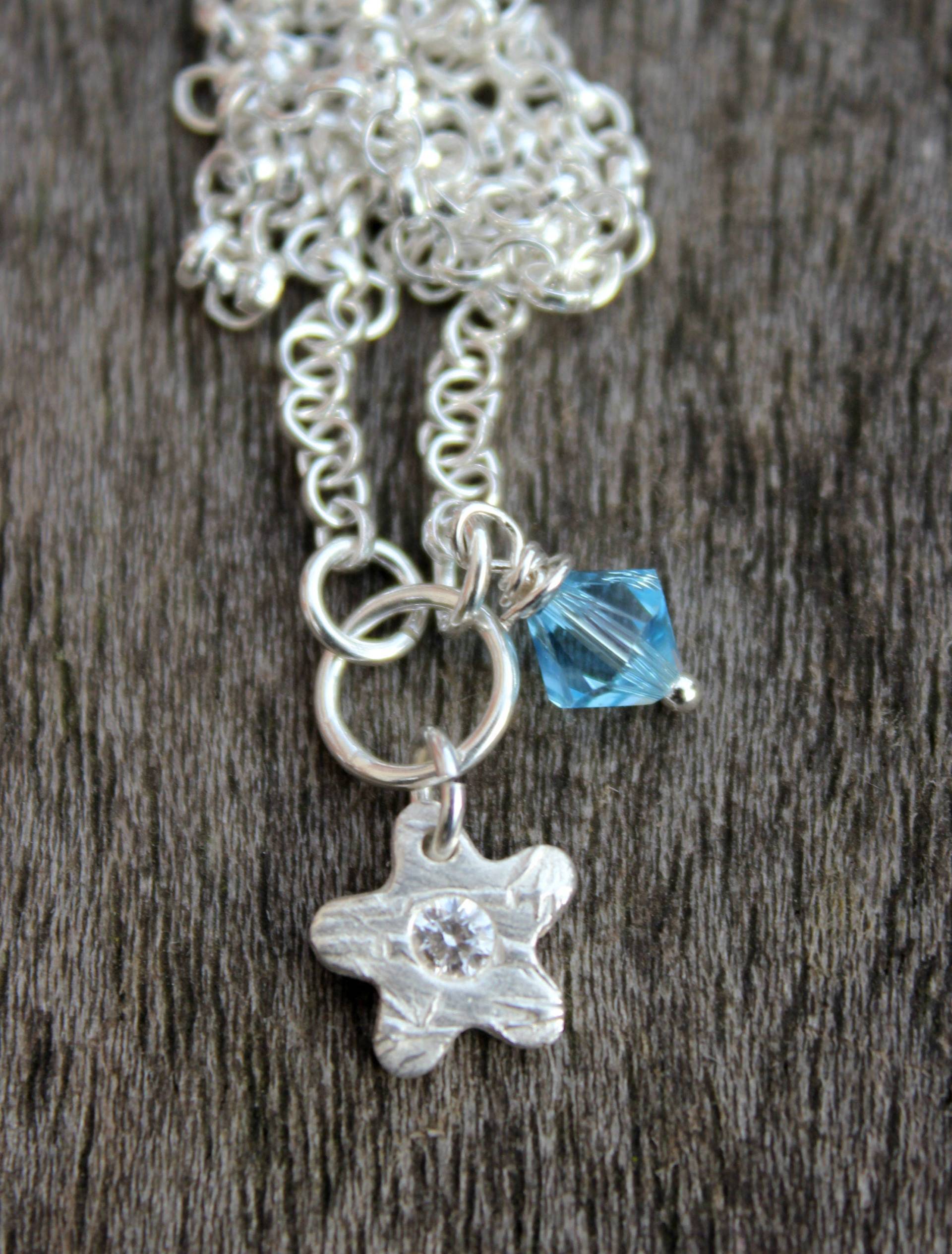 Swarovski Geburtsstein Blumenanhänger, Geburtstag Blumenhalskette, Edelstein-Blumen-Anhänger, Charm-Anhänger von littlesilverhedgehog