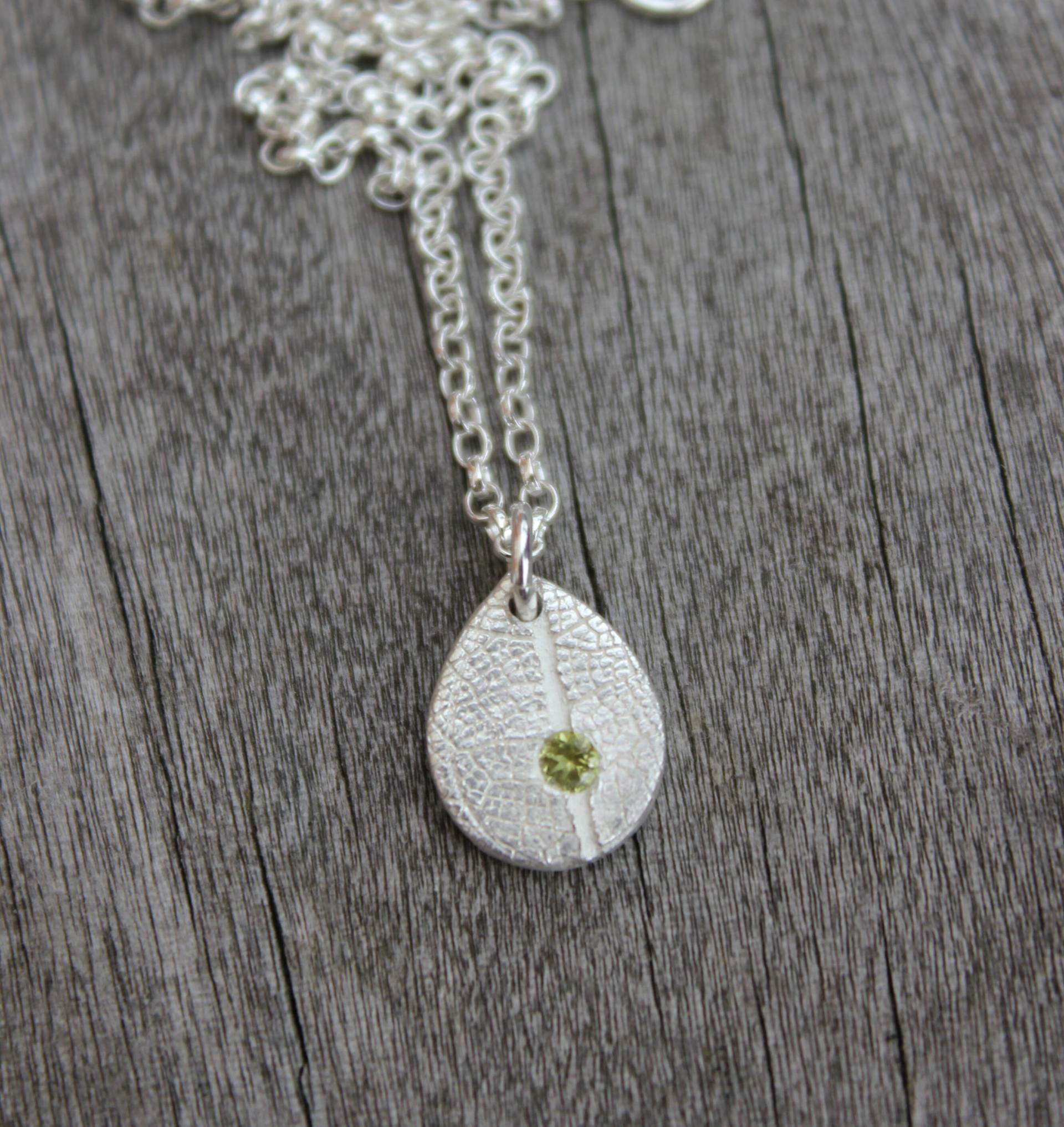 Tropfenförmiger Anhänger Mit Peridot Edelstein, Kleine Halskette, Kleiner Tropfen Schmuck, Edelstein Anhänger von littlesilverhedgehog