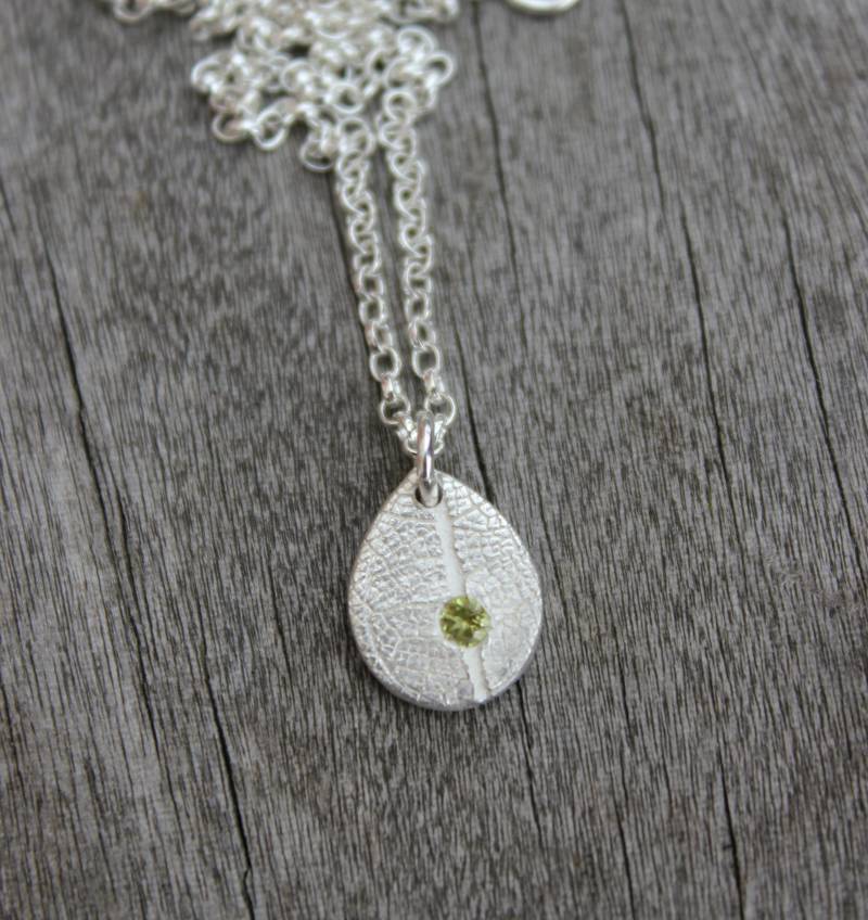 Tropfenförmiger Anhänger Mit Peridot Edelstein, Kleine Halskette, Kleiner Tropfen Schmuck, Edelstein Anhänger von littlesilverhedgehog