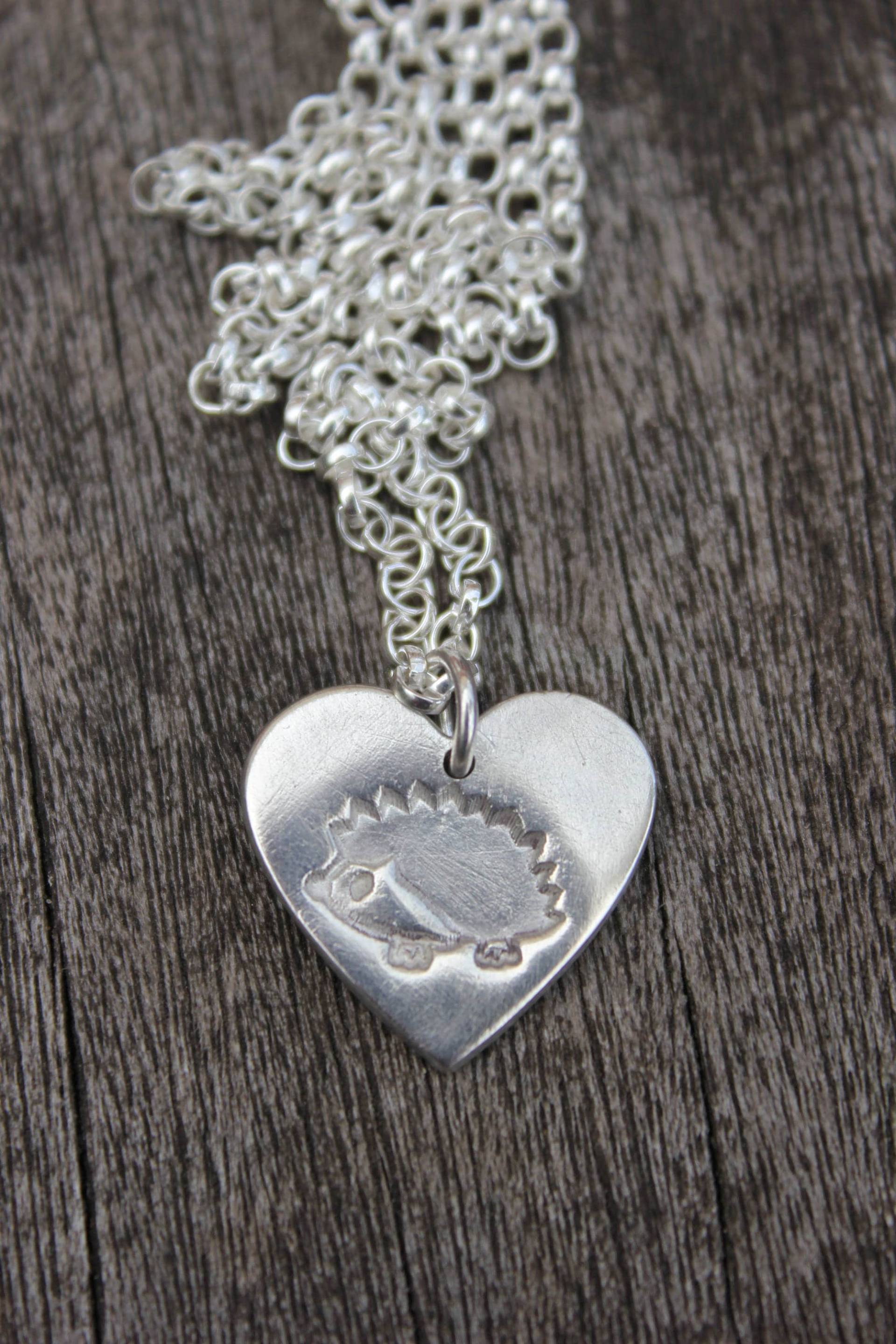 Valentinstag Igel Herz Anhänger, Liebhaber Halskette, Geschenk, Herzförmige Silber Kleine Anhänger von littlesilverhedgehog