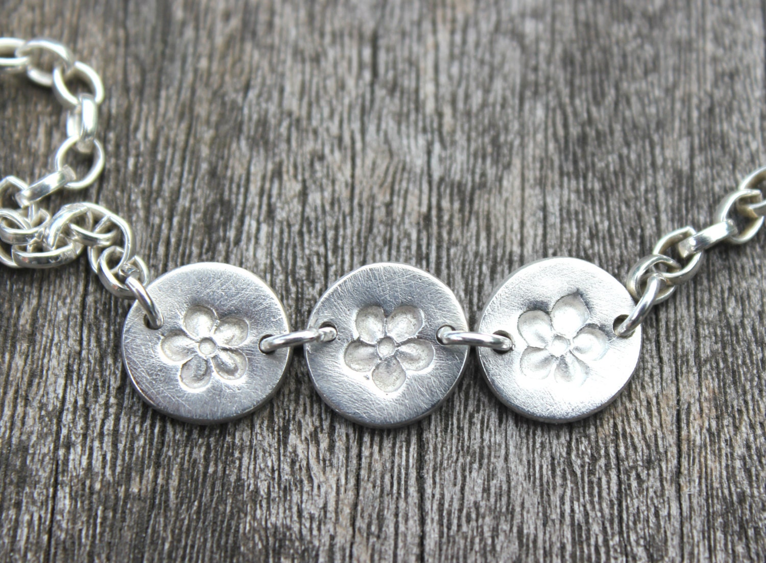 Vergissmeinnicht Blumenarmband, Silber Demenz Armband, Erinnerungsarmband, Gänseblümchen Blumen Gliederarmband von littlesilverhedgehog