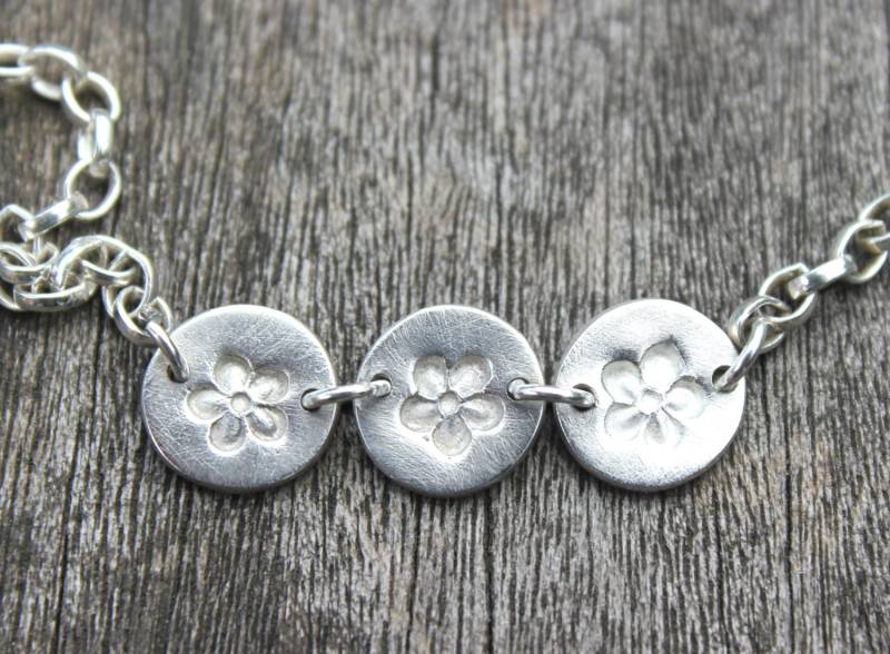 Vergissmeinnicht Blumenarmband, Silber Demenz Armband, Erinnerungsarmband, Gänseblümchen Blumen Gliederarmband Vergissmeinnicht Blumenarmband, Silber Demenz Armband, Erinnerungsarmband, Gänseblümchen Blumen Gliederarmband von littlesilverhedgehog