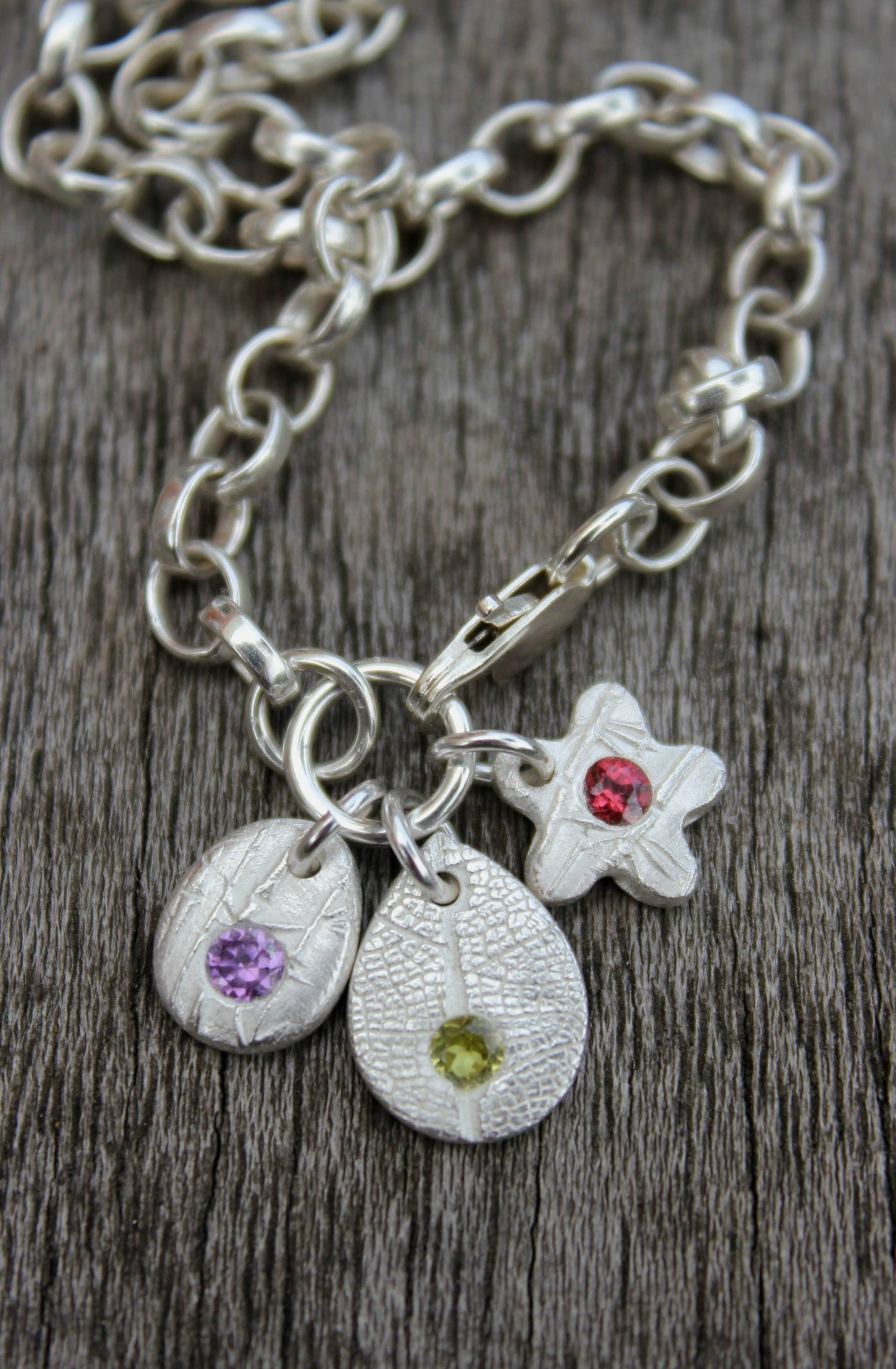 Winzige Edelstein Bettelarmband, Silber Natur Charms, Peridot Charme, Granat Amethyst Armband, Geburtsstein Charme Geschenk von littlesilverhedgehog