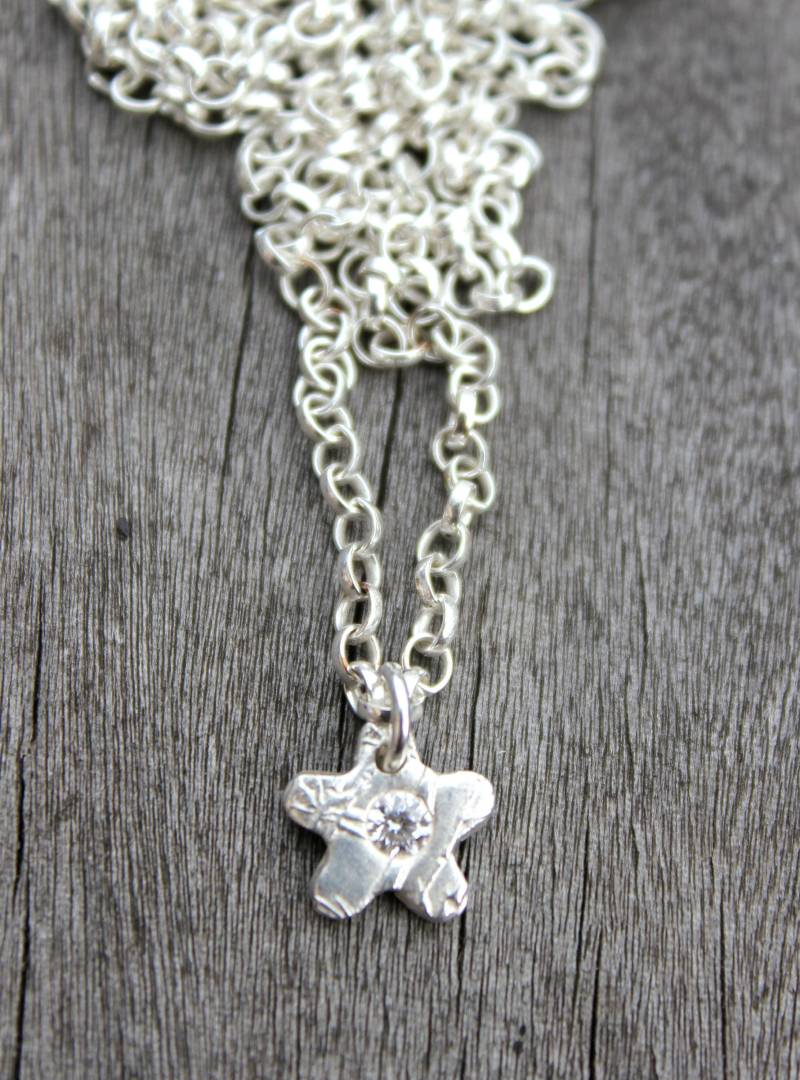 Winzige Edelstein Blume Halskette, Weiße Topas Blumenanhänger, Kleine Silber Anhänger, Geburtsstein Inspiriert Von Blumen von littlesilverhedgehog