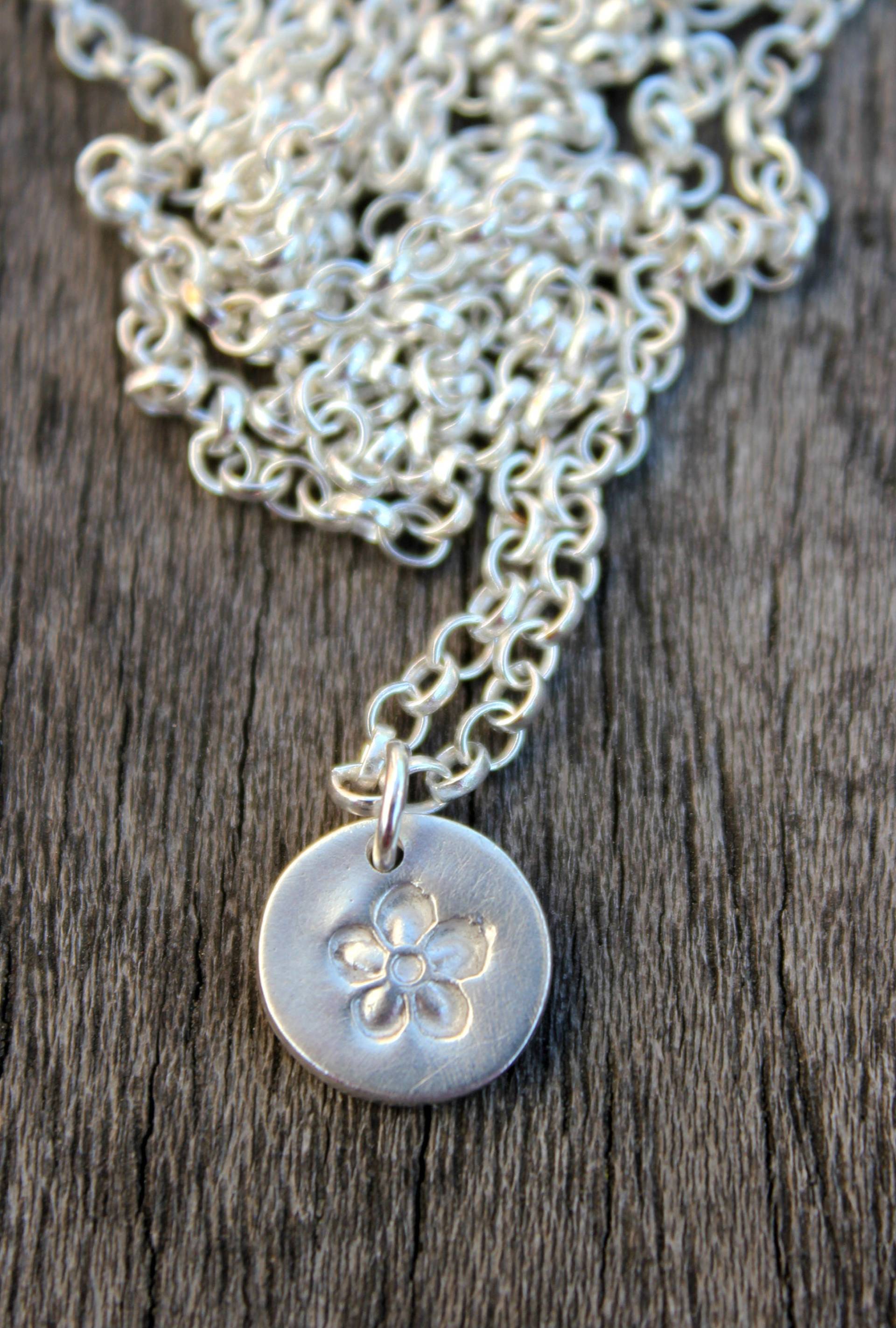 Winzige Silber Blume Halskette, Anhänger, Feine Blume, Kleine Anhänger Halskette von littlesilverhedgehog