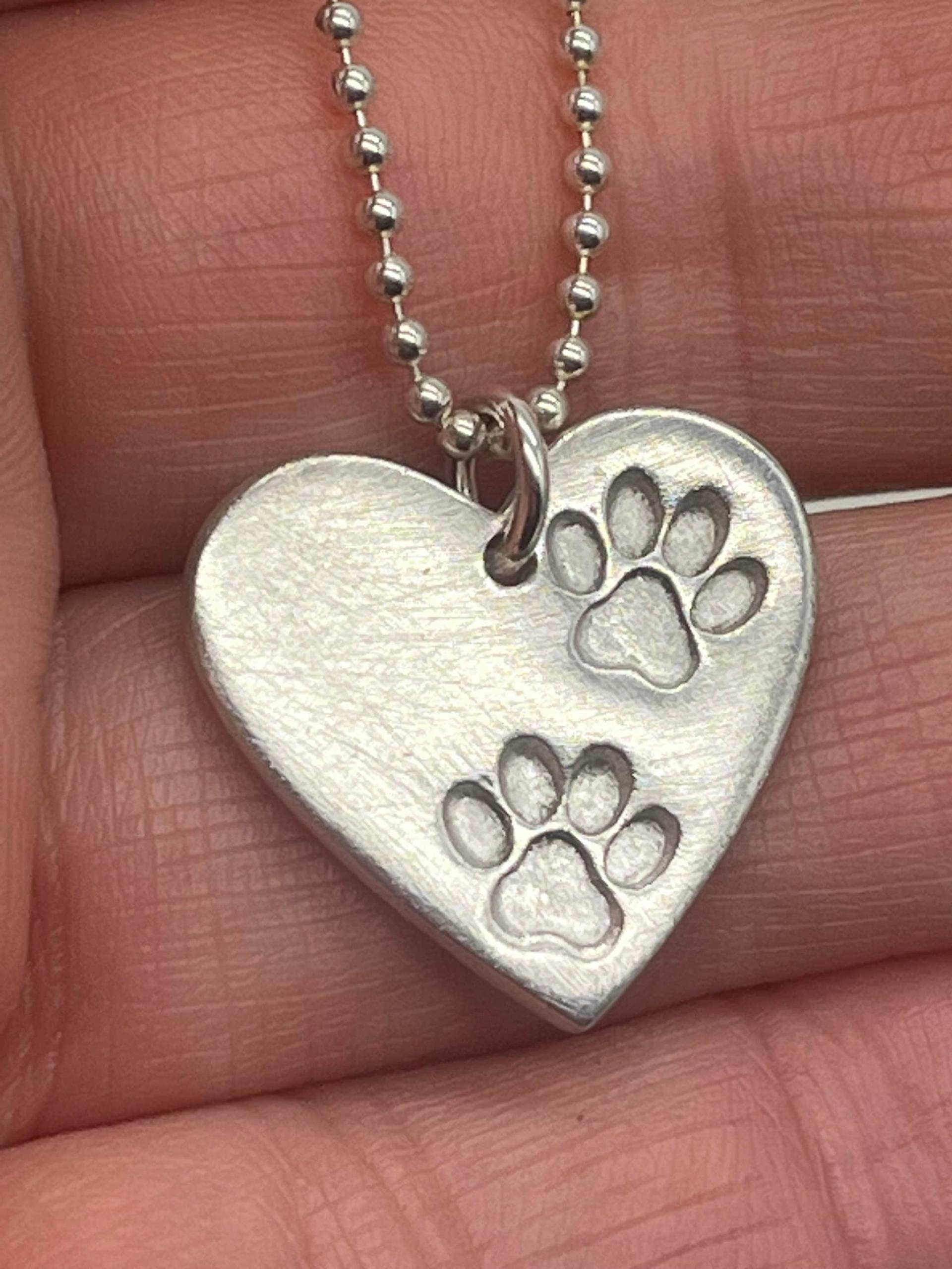 Zwei Pfotenabdruck Herz Anhänger, Pfotenabdruck Halskette, Haustier Erinnerung, Katzen Andenken, Hunde Pfote Anhänger von littlesilverhedgehog