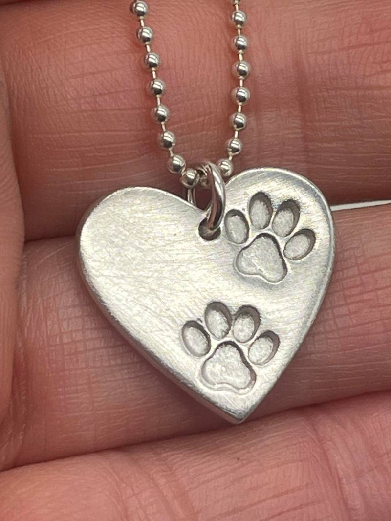Zwei Pfotenabdruck Herz Anhänger, Pfotenabdruck Halskette, Haustier Erinnerung, Katzen Andenken, Hunde Pfote Anhänger von littlesilverhedgehog