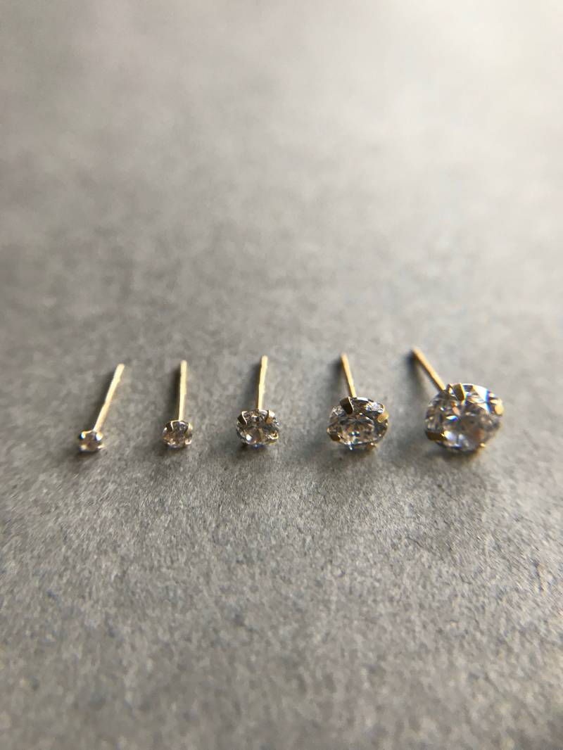 Ein Einzelner Bolzen/14K Massivgold Typ A Kleine Klare Cz-Bolzenohrringe 1, 5 Mm 2 3 4 5 Ein Einzelner Bolzen/14K Massivgold Typ A Kleine Klare Cz-Bolzenohrringe 1, 5 Mm 2 3 4 5 von littletinyNY